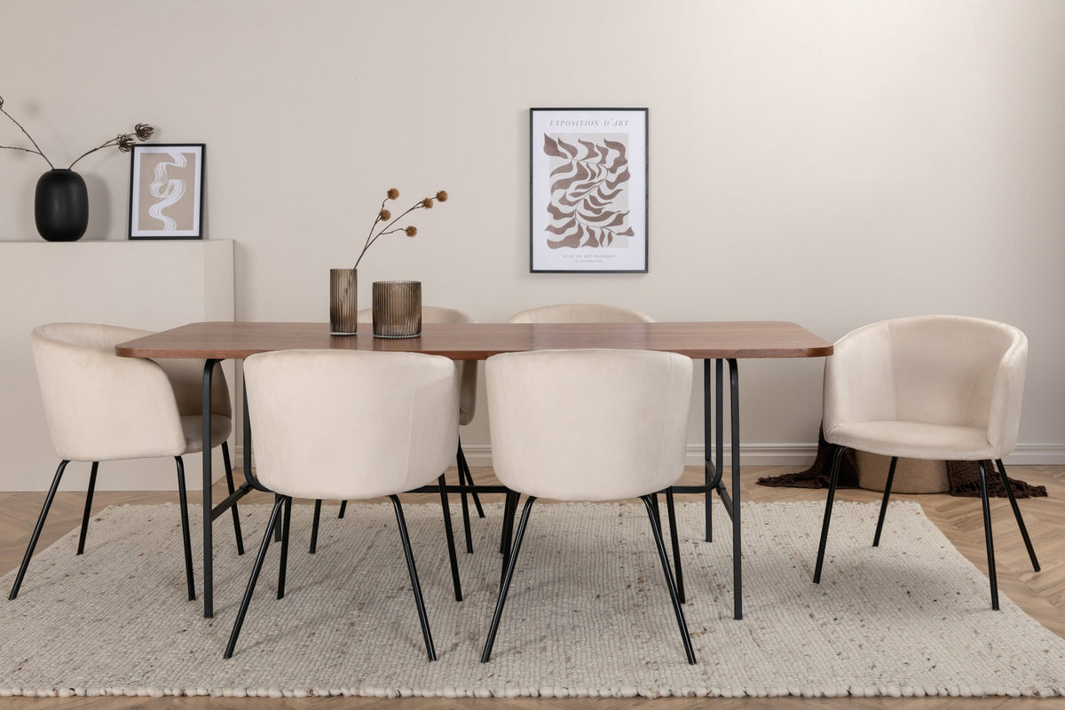 Esstisch mit Platte aus MDF und Walnussfurnier, schwarzem Metallgestell, kombiniert mit sechs Berit-Stühlen aus beigem Samtstoff und schwarzen Beinen.