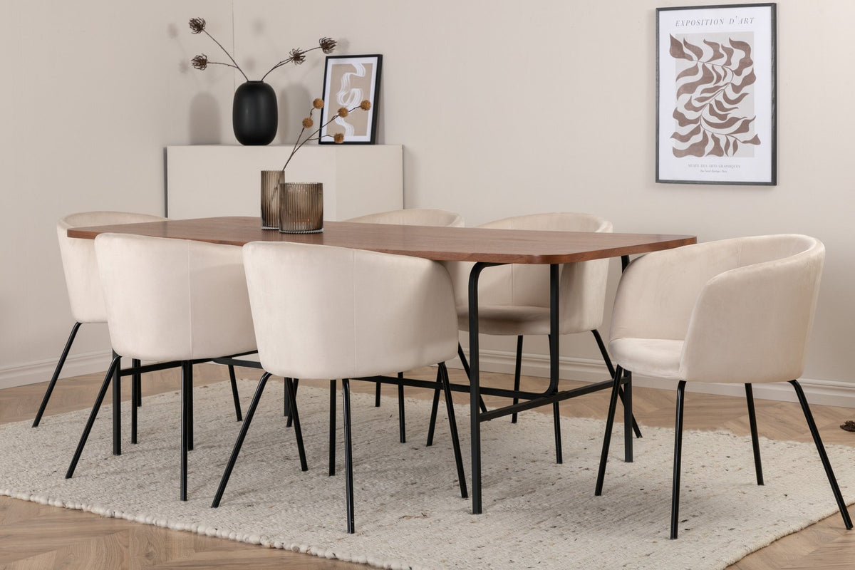 Esstisch mit Platte aus MDF und Walnussfurnier, schwarzem Metallgestell, kombiniert mit sechs Berit-Stühlen aus beigem Samtstoff und schwarzen Beinen.