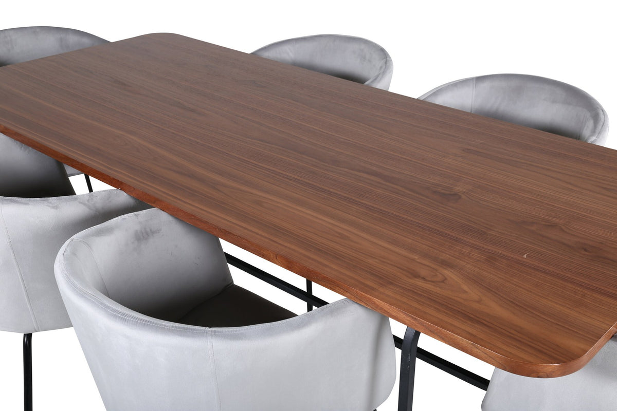 Esstisch mit Platte aus MDF und Walnussfurnier, schwarzem Metallgestell, kombiniert mit sechs Berit-Stühlen aus beigem Samtstoff und schwarzen Beinen.