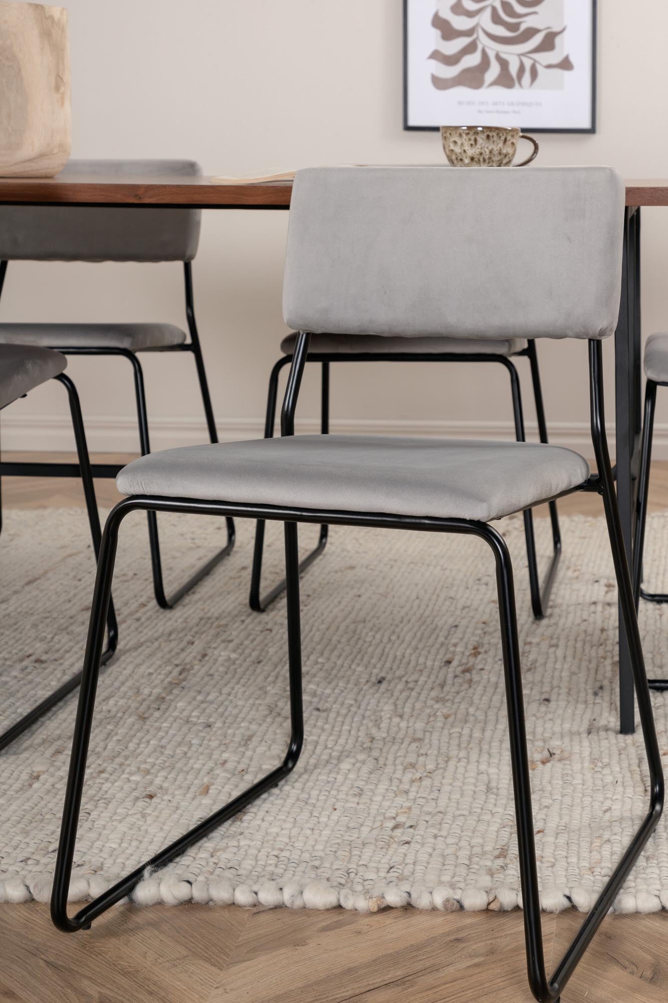 Entdecken Sie das Uno Esszimmerset von Venture Home: Ein eleganter Tisch (200cm) und 6 stilvolle Stühle für gemütliche Essmomente.