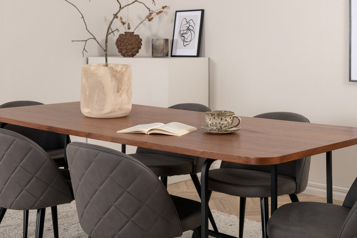Rechteckiger Esstisch mit Tischplatte aus Nussbaum-MDF und Furnier, schwarzem Stahlgestell, kombiniert mit grauen Velvet-Stühlen mit Steppung
