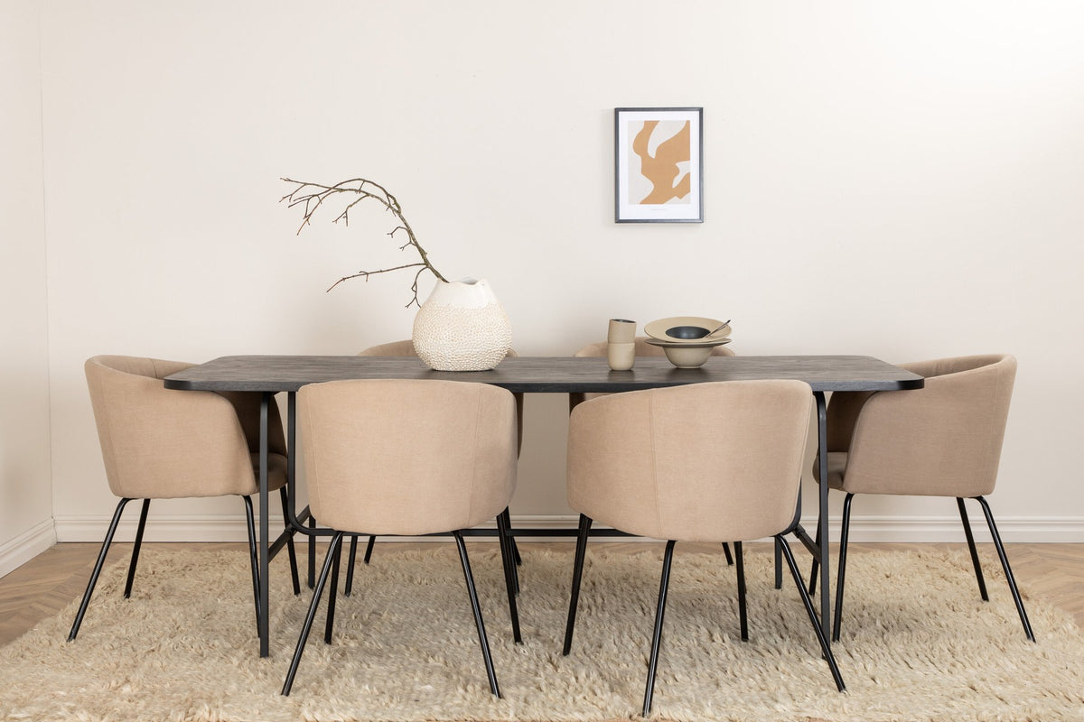Esszimmerset Uno mit schwarzer MDF-Tischplatte und Metallgestell, kombiniert mit sechs Berit-Stühlen in Beige mit schwarzen Eisenbeinen.