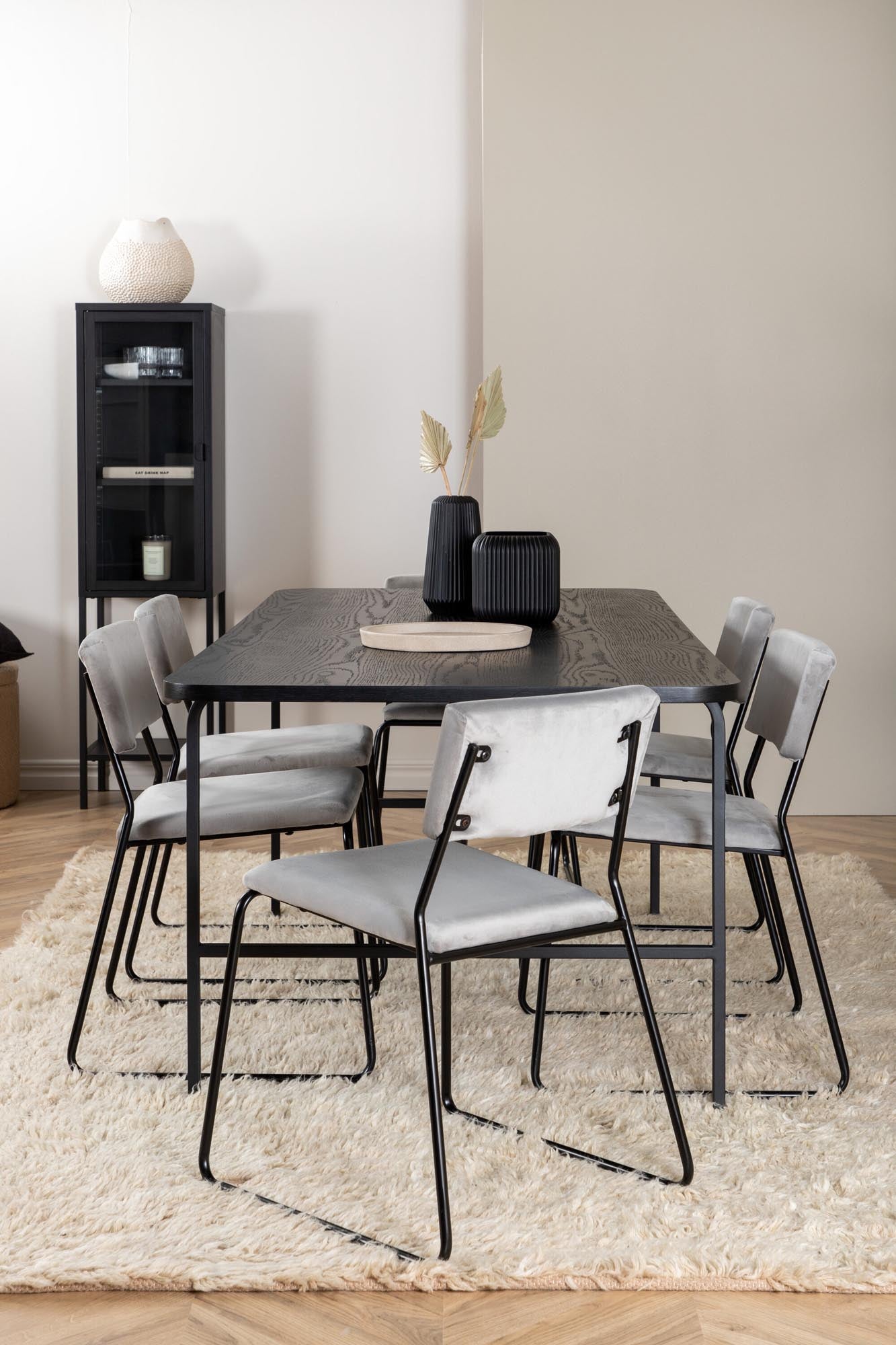 Stilvolles Uno Esszimmerset von Venture Home: 200 cm Esstisch mit schwarzem MDF und 6 eleganten Kenth-Stühlen aus grauem Samt für gemütliche Abende.