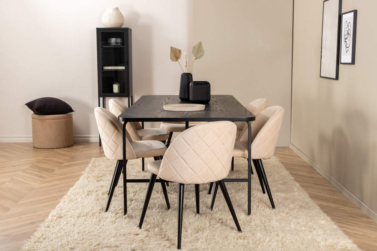 Esszimmerset Uno mit schwarzer MDF-Tischplatte und Metallgestell, kombiniert mit sechs beigen Samt-Stühlen Polly mit schwarzem Metallgestell.