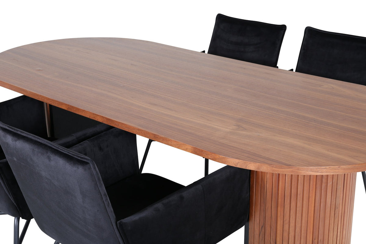 Ovaler Esstisch aus MDF mit Nussbaum-Furnier, 200x90 cm, kombiniert mit vier schwarzen Esszimmerstühlen mit pulverbeschichteter Oberfläche.