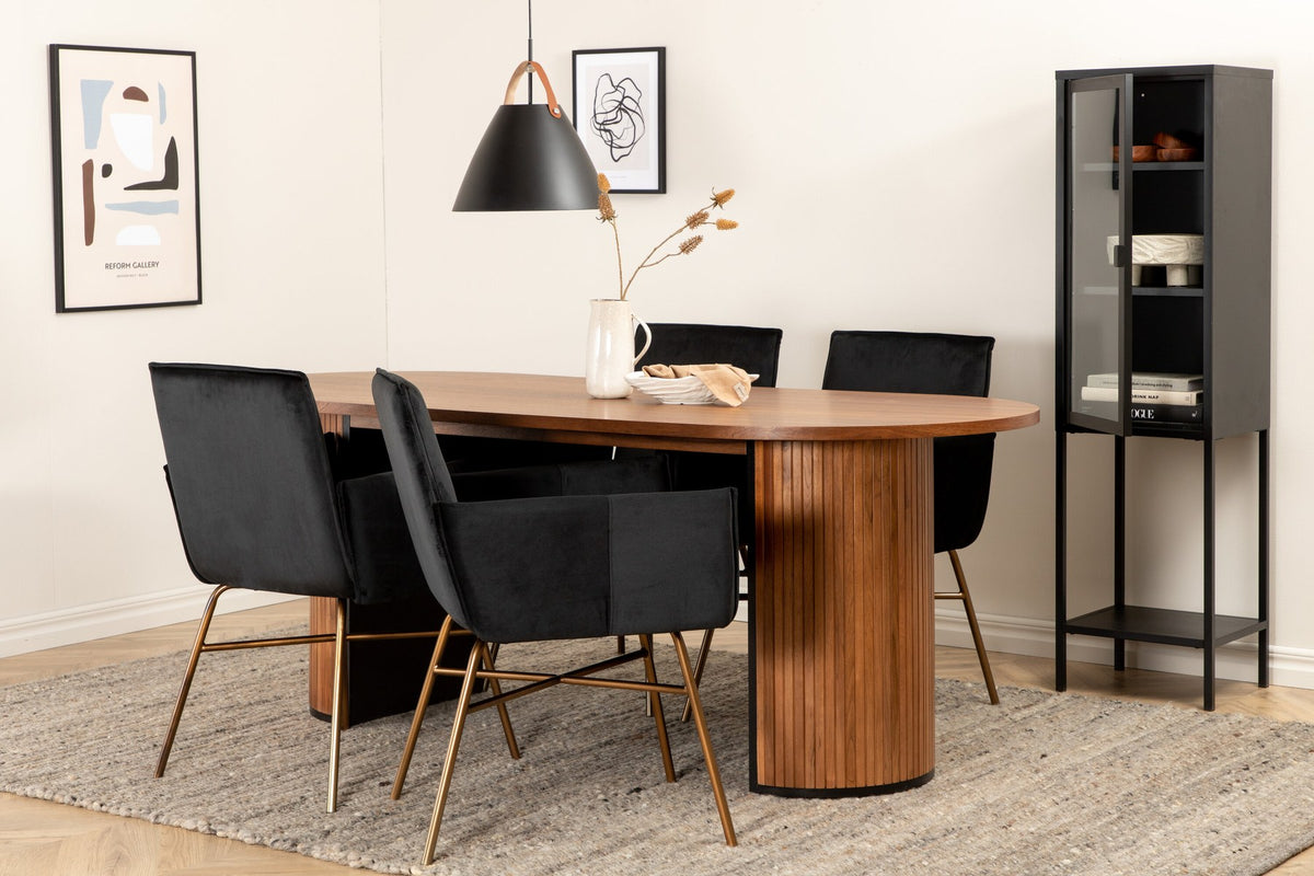 Ovaler Esstisch aus MDF mit Nussbaum-Furnier, 200x90 cm, kombiniert mit vier schwarzen Esszimmerstühlen mit pulverbeschichteter Oberfläche.