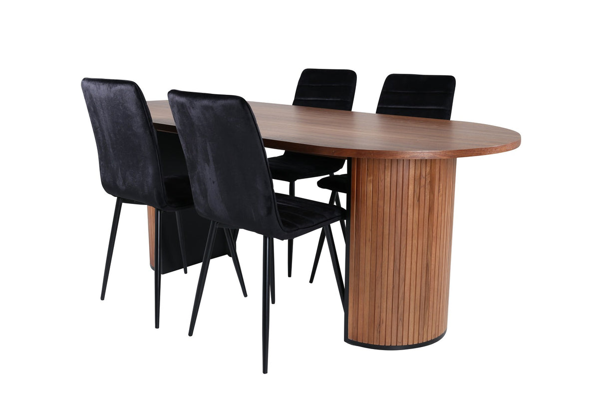 Ovaler Esstisch mit Nussbaum-Tischplatte aus MDF und Furnier sowie zwei schwarze Esszimmerstühle mit Samtsitz und schmalen Beinen.