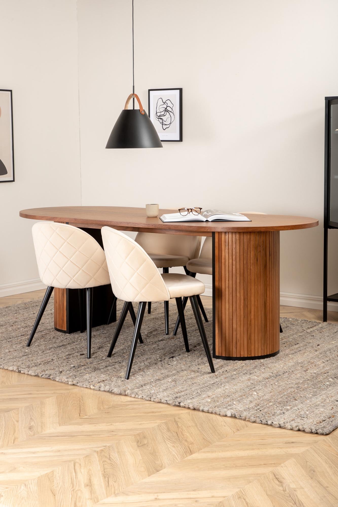 Elegantes Bianca Esszimmerset: 200 cm Tisch und 4 luxuriöse Velvet-Stühle für stilvolle Esszimmergestaltung von Venture Home.