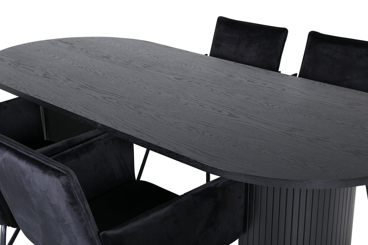 Ovaler Esstisch 200x90 cm aus MDF mit schwarzem Furnier und vier Esszimmerstühle mit kupferfarbenen Beinen und schwarzem Samtbezug.