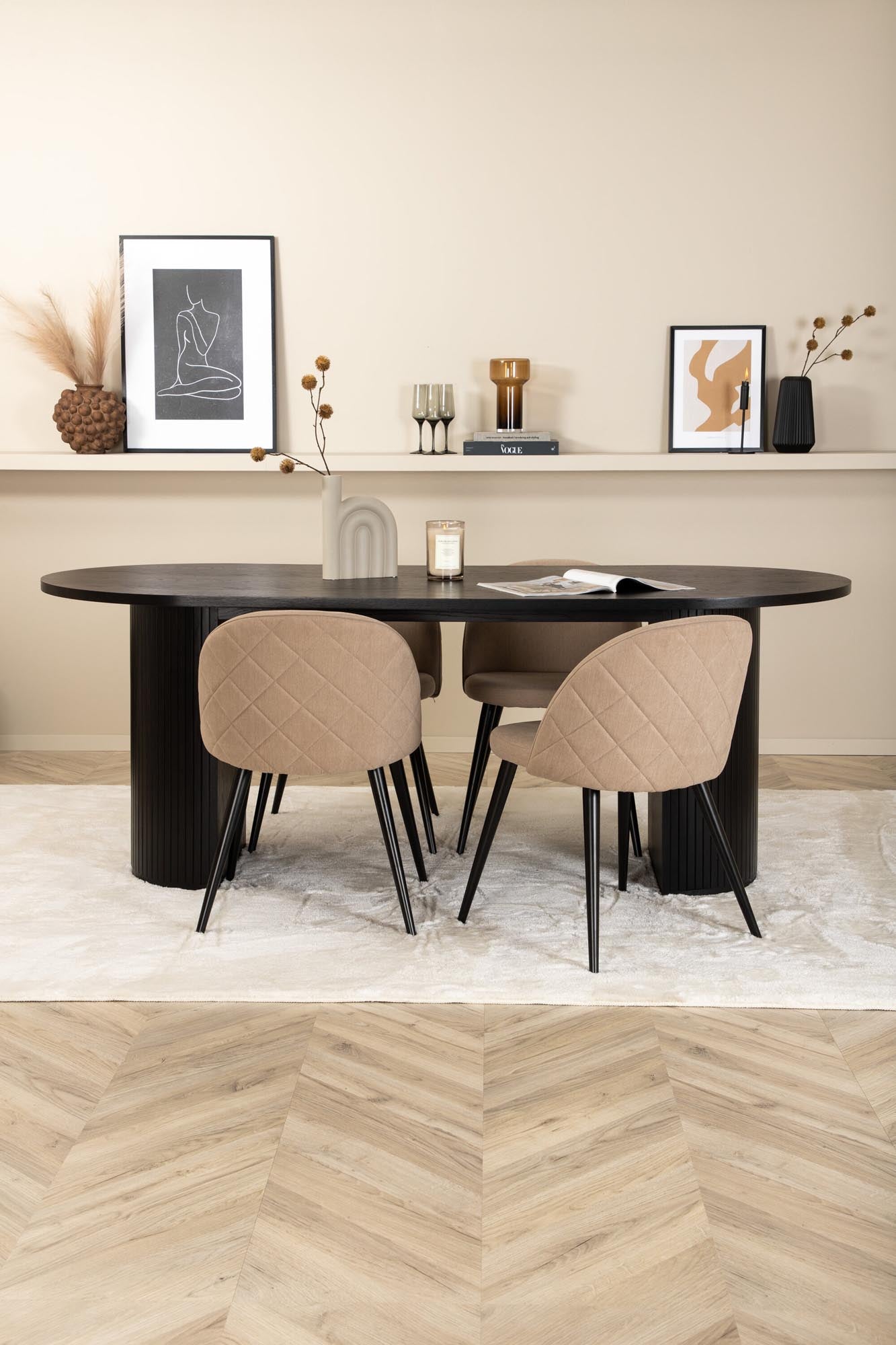 Erleben Sie das Bianca Esszimmerset von Venture Home: Ein 200 cm langer Tisch und 4 luxuriöse Velvet-Stühle für ein stilvolles Ambiente in Ihrem Esszimmer.