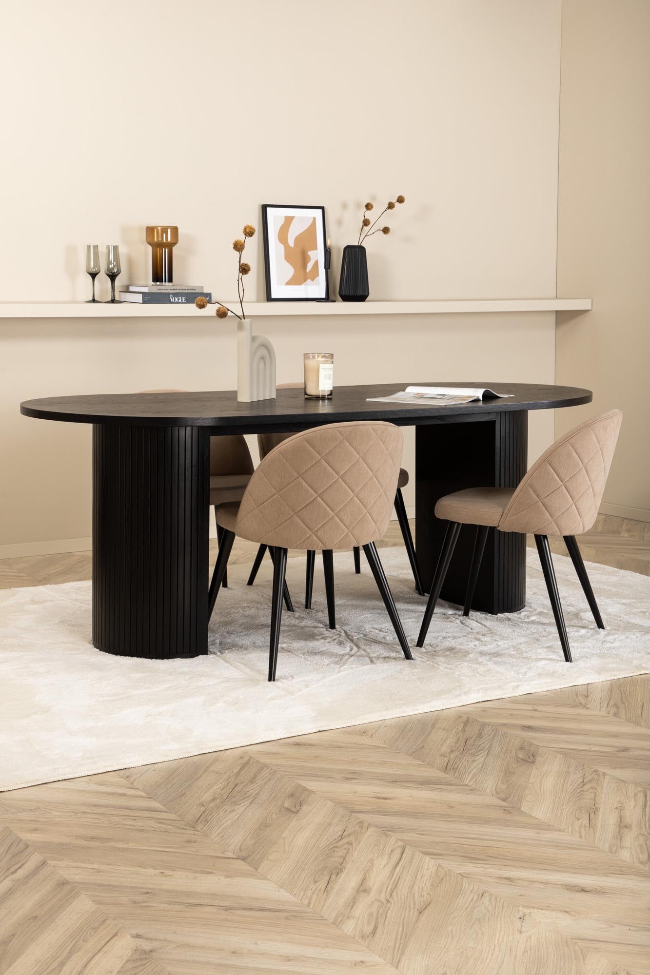 Entdecken Sie das Bianca Esszimmerset von Venture Home: Ein eleganter 200 cm Tisch und 4 bequeme Velvet-Stühle für Ihr modernes Zuhause.