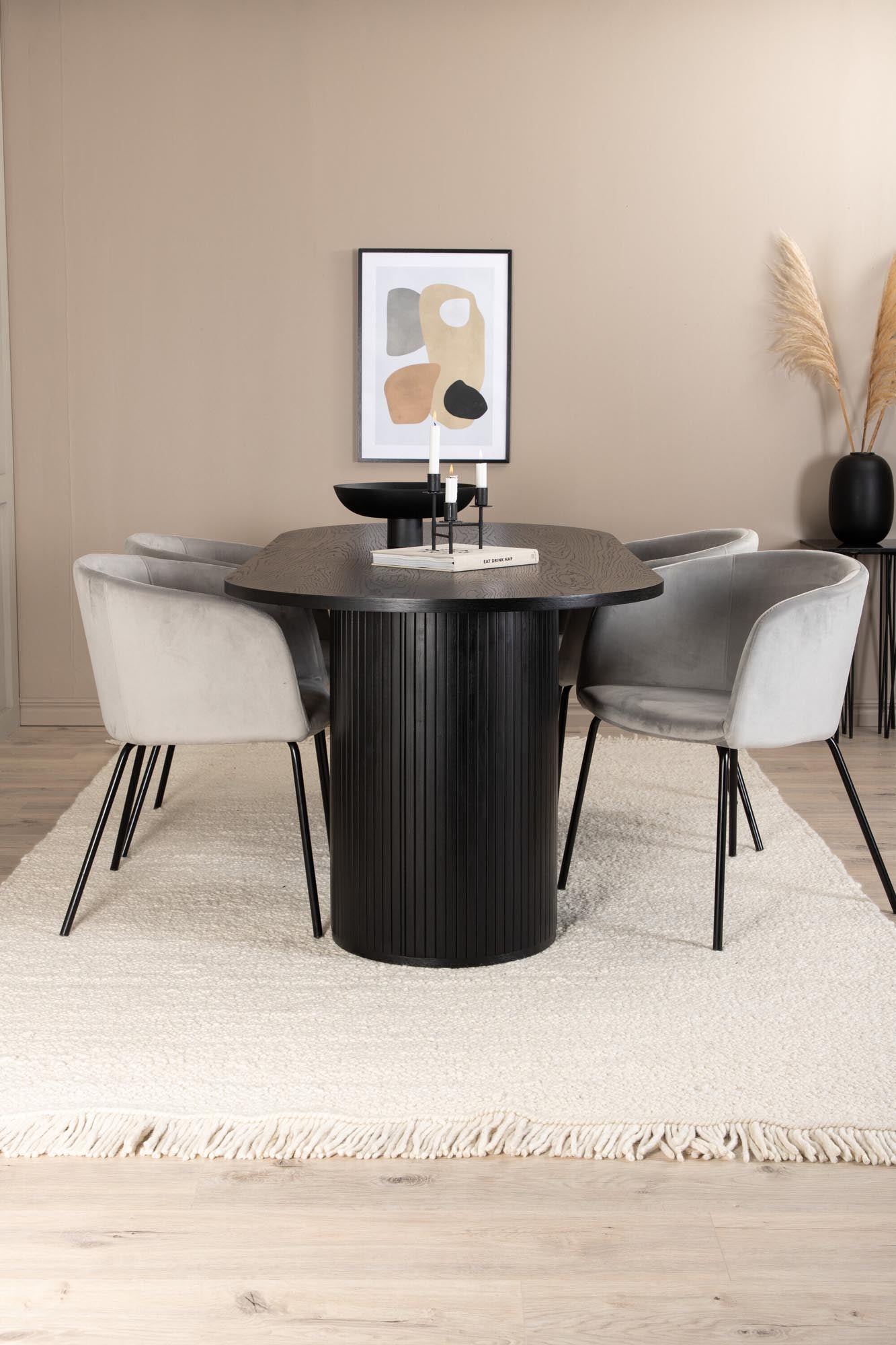 Modernes Esszimmerset: Ovaler Tisch (200x90cm) in Schwarz, ergänzt durch 4 komfortable graue Samtstühle. Ideal für stilvolle Esszimmer.