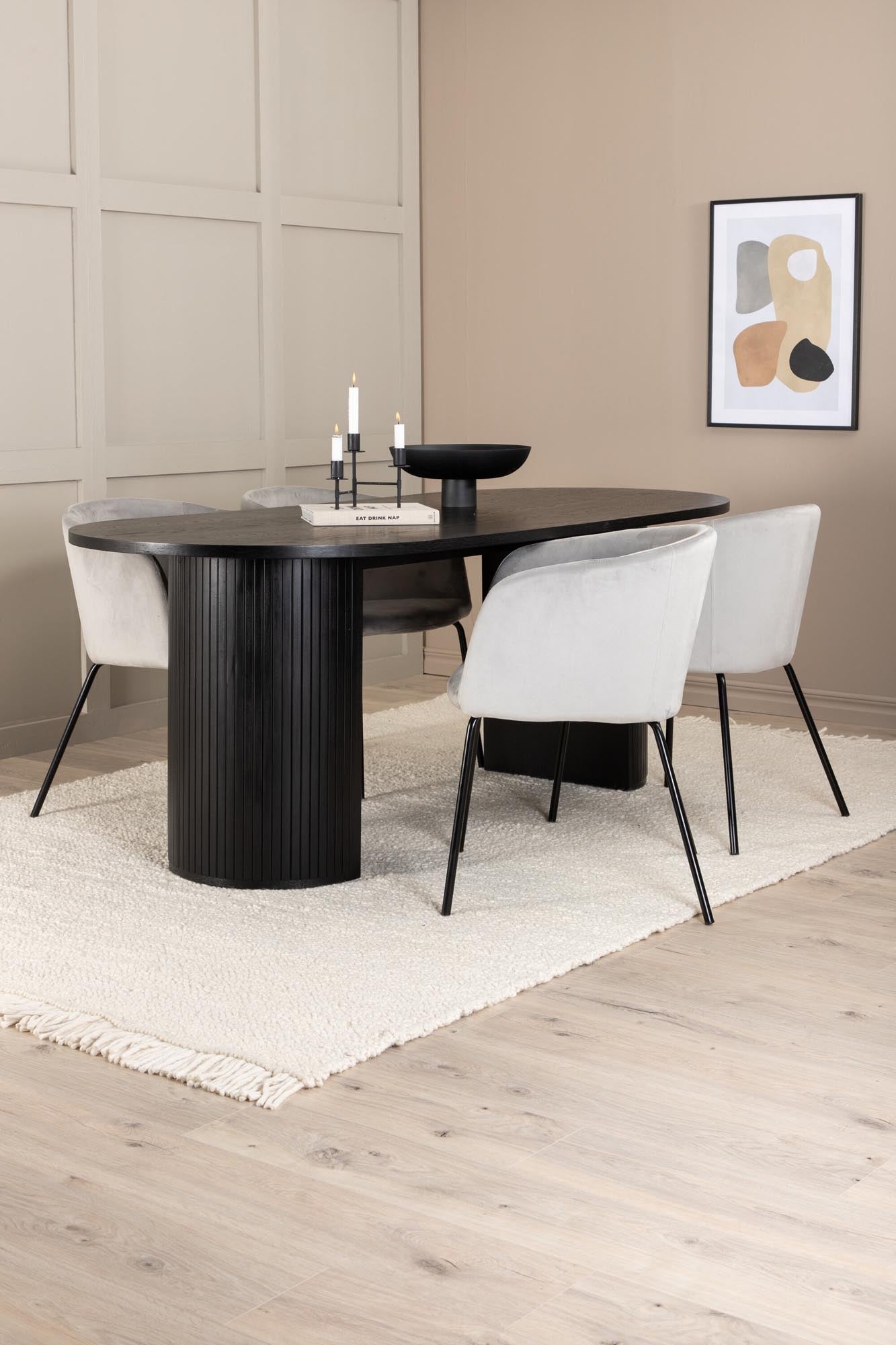 Elegantes Esszimmerset mit ovalem Tisch (200x90cm) in Schwarz und 4 luxuriösen grauen Samtstühlen. Perfekt für gesellige Runden und stilvolle Einrichtung.