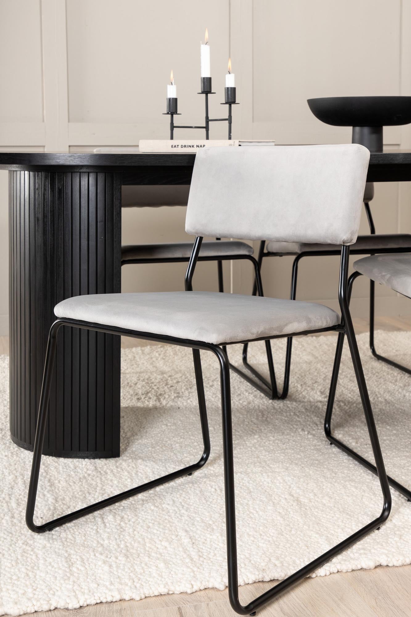 Modernes Bianca Esszimmerset mit 200 cm ovalem Tisch und 4 eleganten Samtstühlen. Ideal für stilvolle und gesellige Essbereiche.