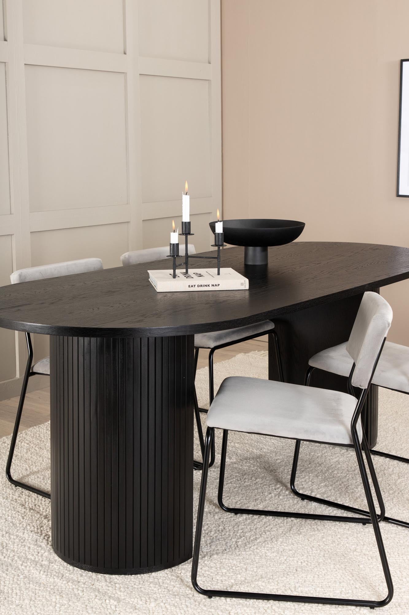 Elegantes Bianca Esszimmerset mit ovalem 200 cm Tisch und 4 stilvollen Samtstühlen. Perfekt für gesellige Abende und modernes Wohnen.