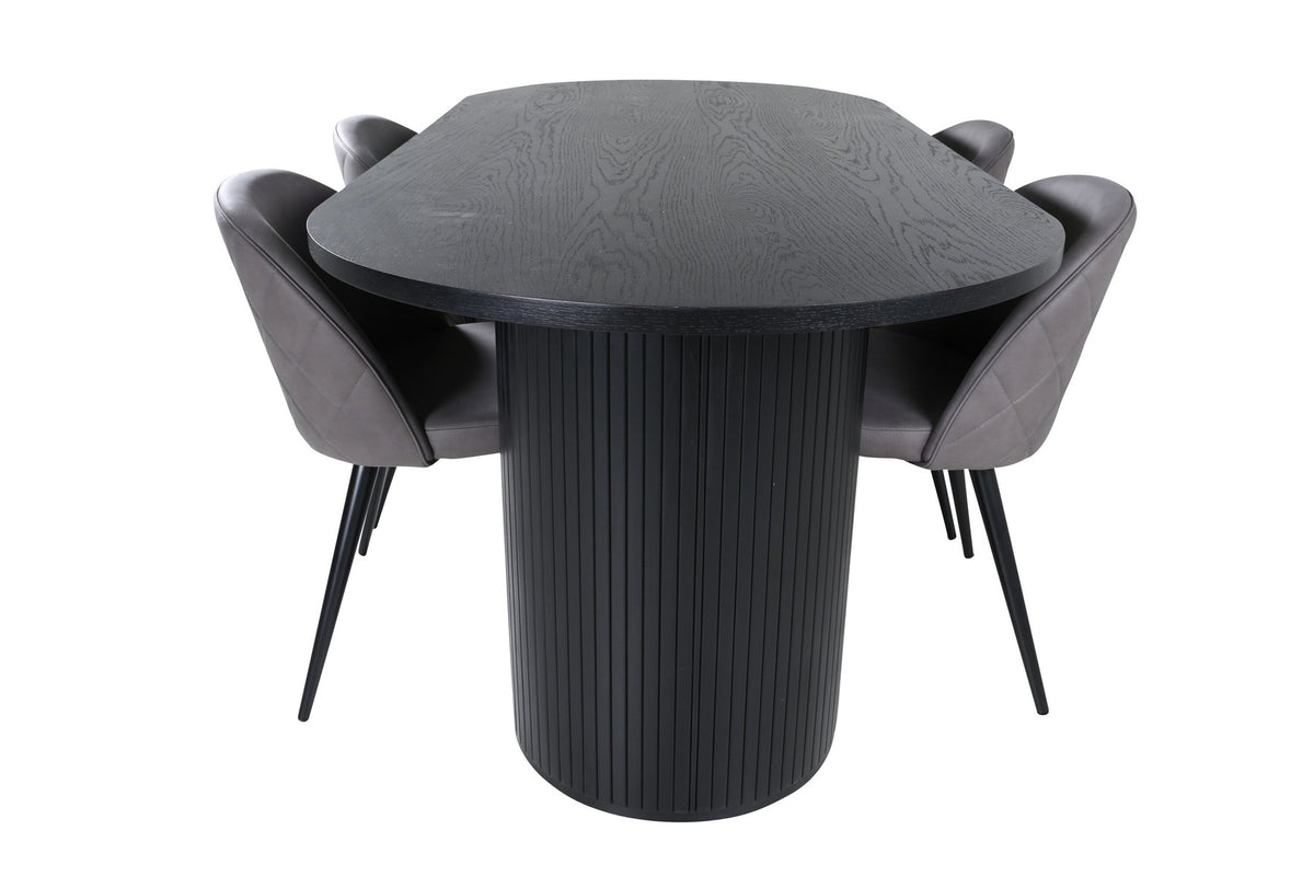 Ovaler Esstisch aus MDF mit schwarzer Furnier-Tischplatte und zwei Esszimmerstühlen mit grauem Mikrofaser-Sitz und Eisenbeinen.