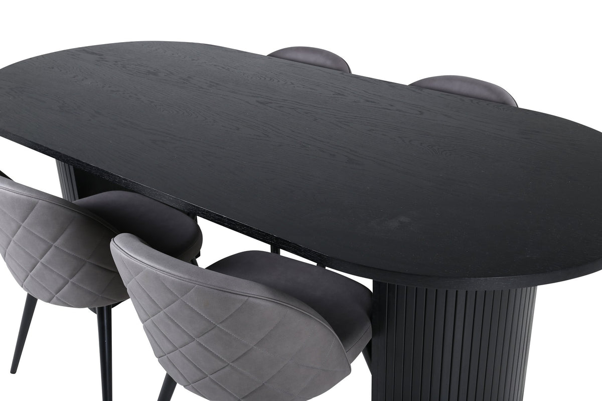Ovaler Esstisch aus MDF mit schwarzer Furnier-Tischplatte und zwei Esszimmerstühlen mit grauem Mikrofaser-Sitz und Eisenbeinen.