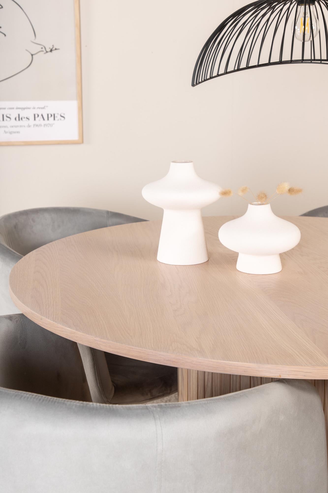 Elegantes Bianca Esszimmerset von Venture Home: Runder Tisch mit 4 bequemen Samt-Stühlen, ideal für gesellige Abende und stilvolle Dinner.