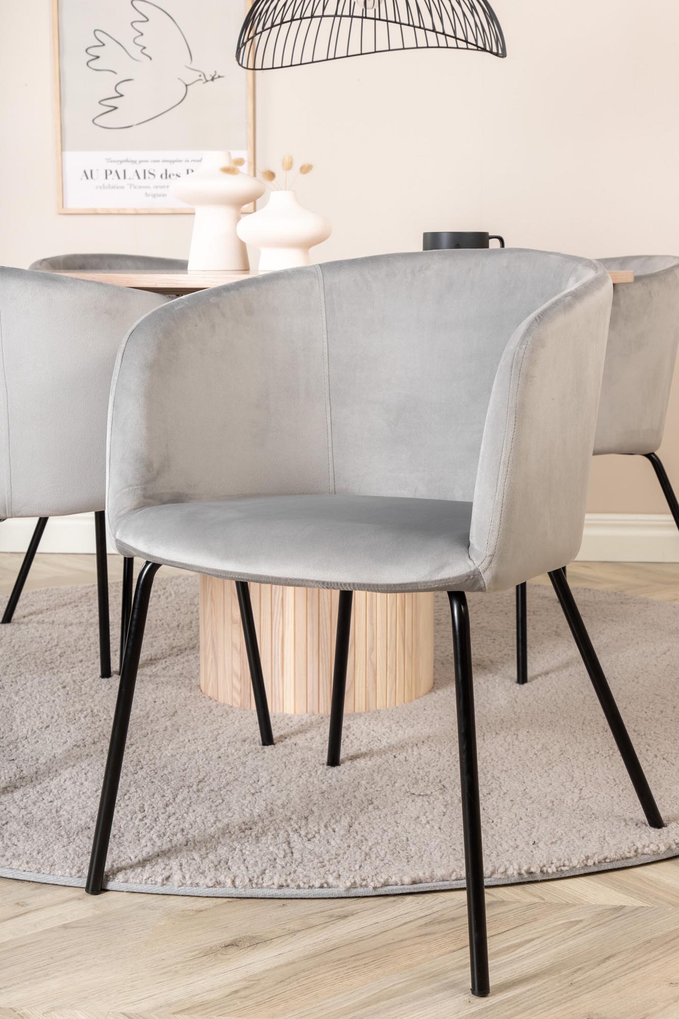 Bianca Esszimmerset + Berit ⌀110cm/4St. in Weiss / Grau präsentiert im Onlineshop von KAQTU Design AG. Esszimmerset ist von Venture Home