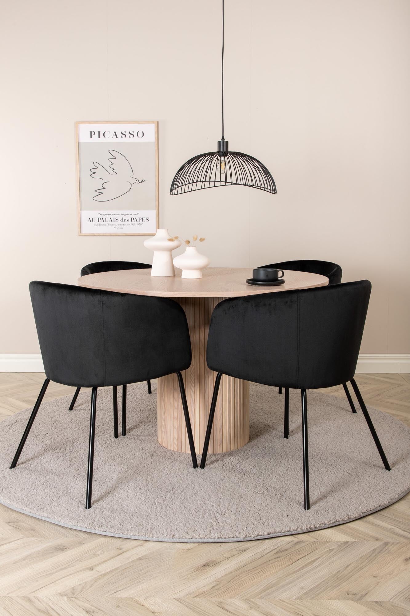 Bianca Esszimmerset + Berit ⌀110cm/4St. in Weiss / Schwarz präsentiert im Onlineshop von KAQTU Design AG. Esszimmerset ist von Venture Home