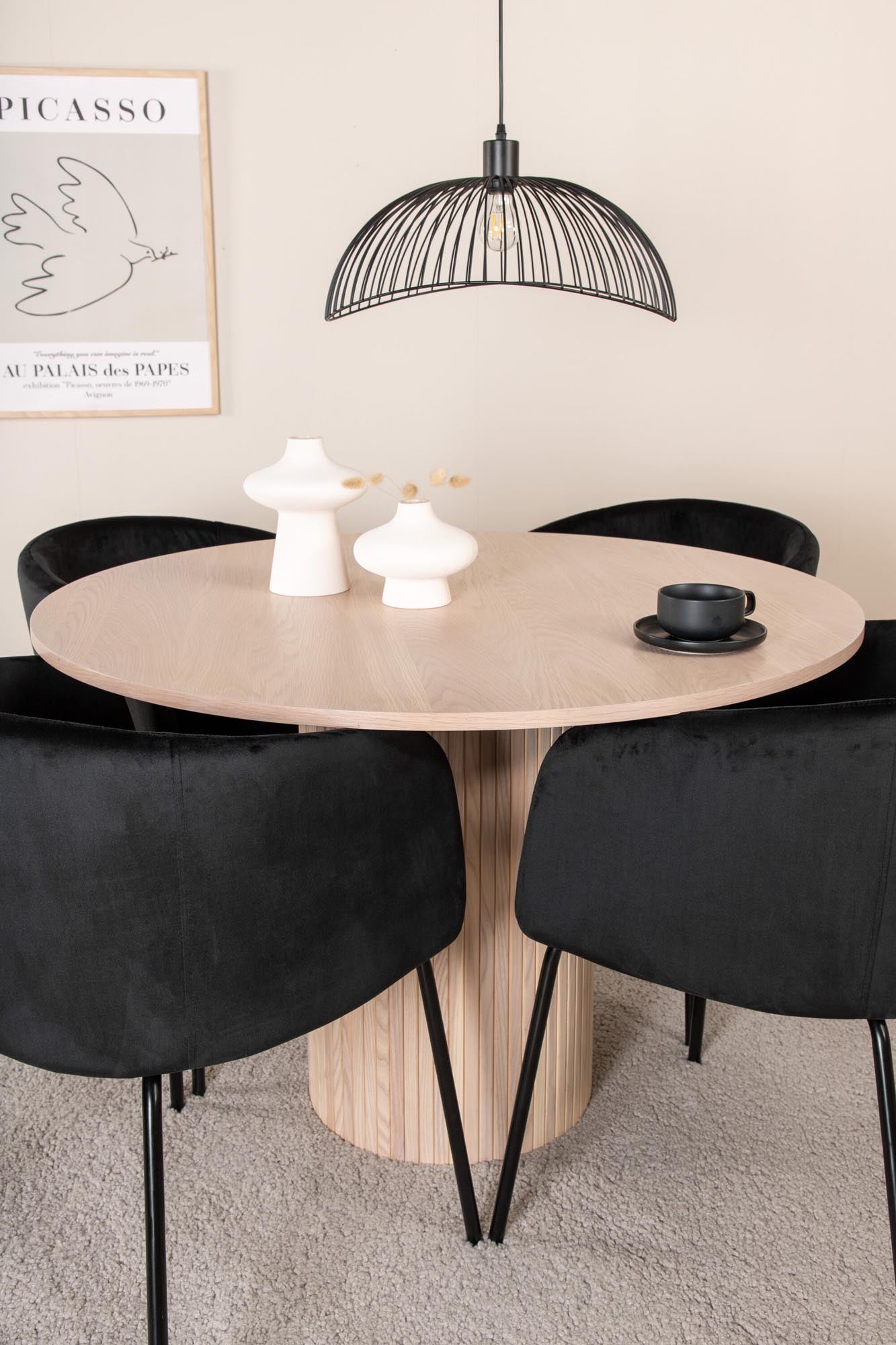 Bianca Esszimmerset + Berit ⌀110cm/4St. in Weiss / Schwarz präsentiert im Onlineshop von KAQTU Design AG. Esszimmerset ist von Venture Home