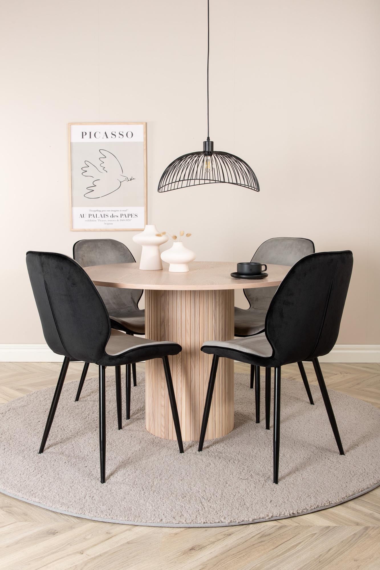 Bianca Esszimmerset + Emma ⌀110cm/4St. in Schwarzgrau präsentiert im Onlineshop von KAQTU Design AG. Esszimmerset ist von Venture Home