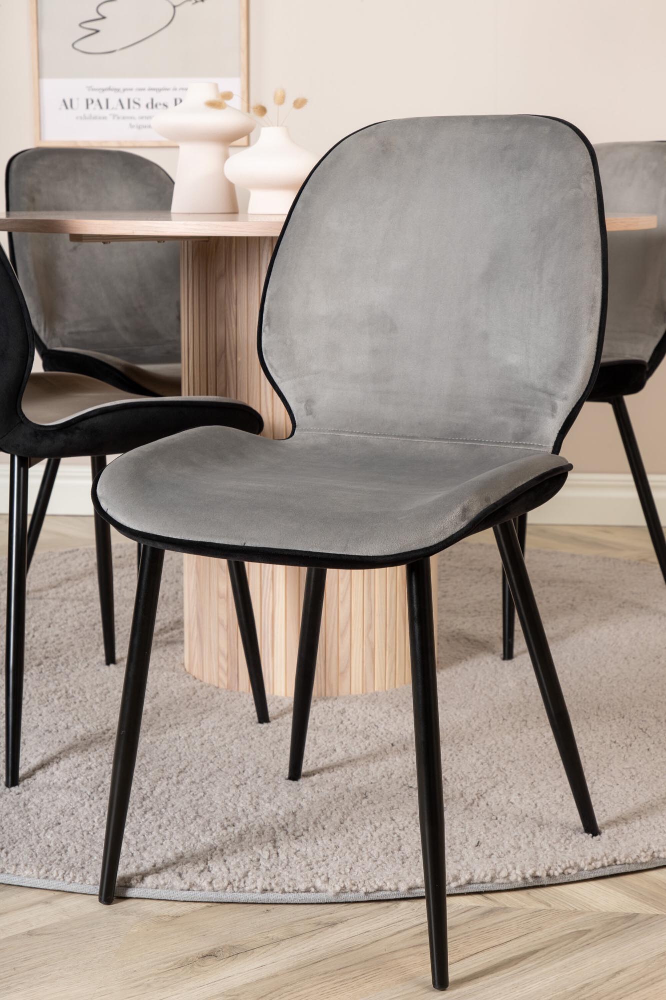 Bianca Esszimmerset + Emma ⌀110cm/4St. in Schwarzgrau präsentiert im Onlineshop von KAQTU Design AG. Esszimmerset ist von Venture Home