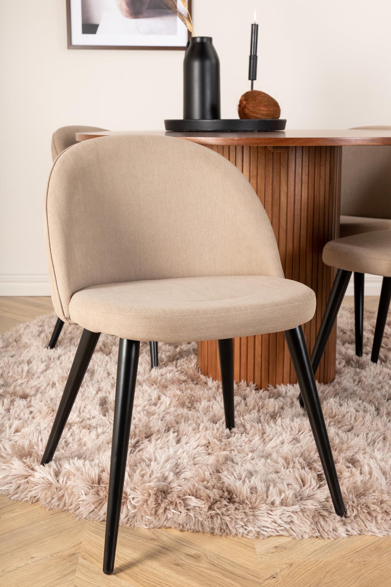 Elegantes Bianca Esszimmerset mit runden Tisch und bequemen Velvet-Stühlen, ideal für gesellige Runden und stilvolle Einrichtung.