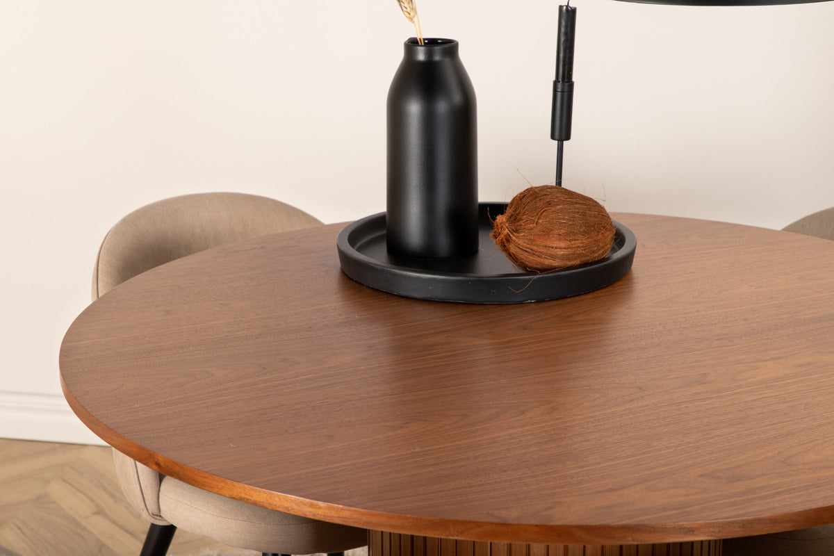 Bianca Esszimmerset + Velvet ⌀110cm/4St. in Wallnuss / Beige Velvet präsentiert im Onlineshop von KAQTU Design AG. Esszimmerset ist von Venture Home