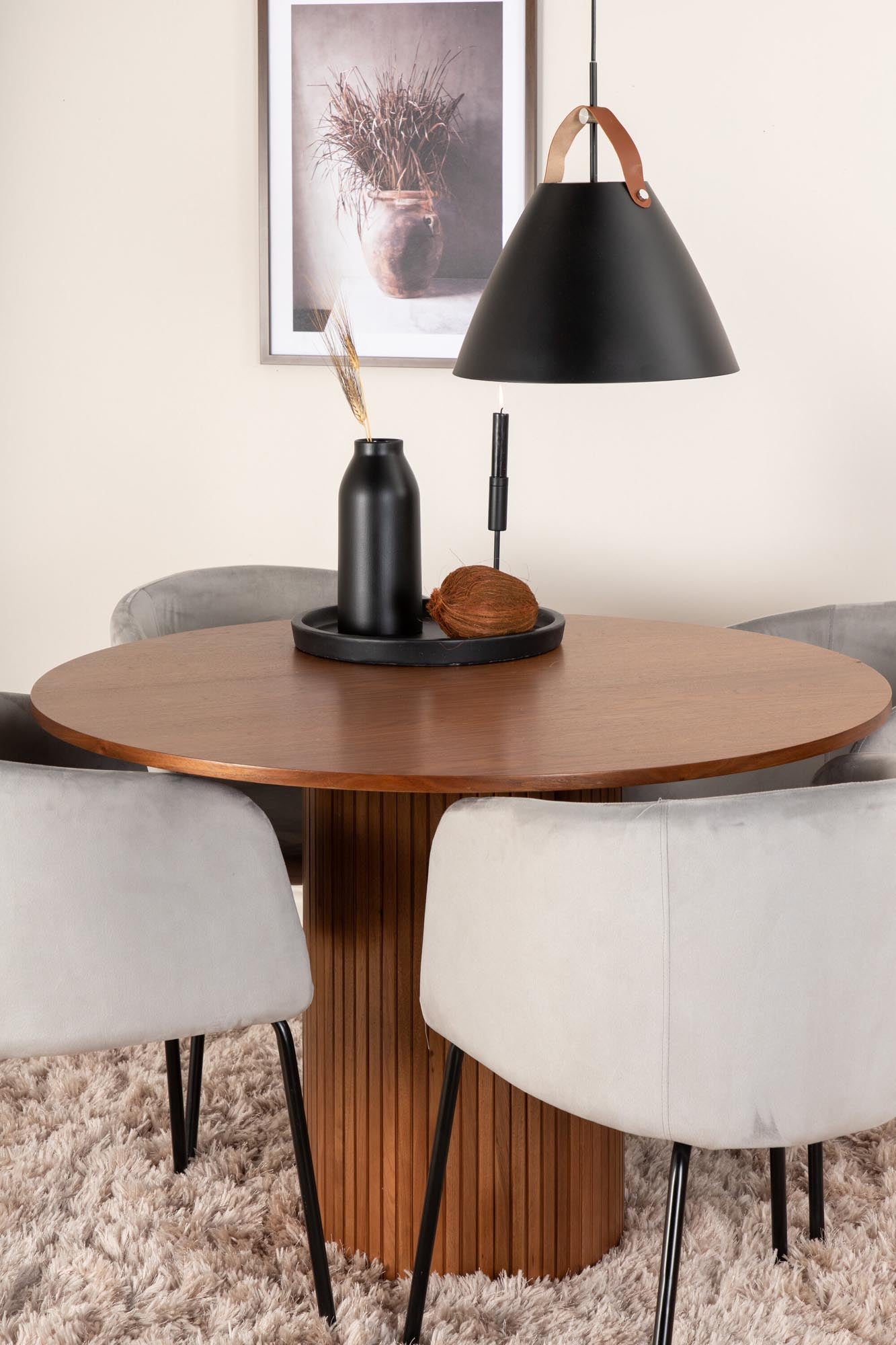 Modernes Esszimmerset Bianca: Stilvoller runder Tisch mit 4 bequemen Samt-Stühlen, ideal für gesellige Abende und elegantes Ambiente.