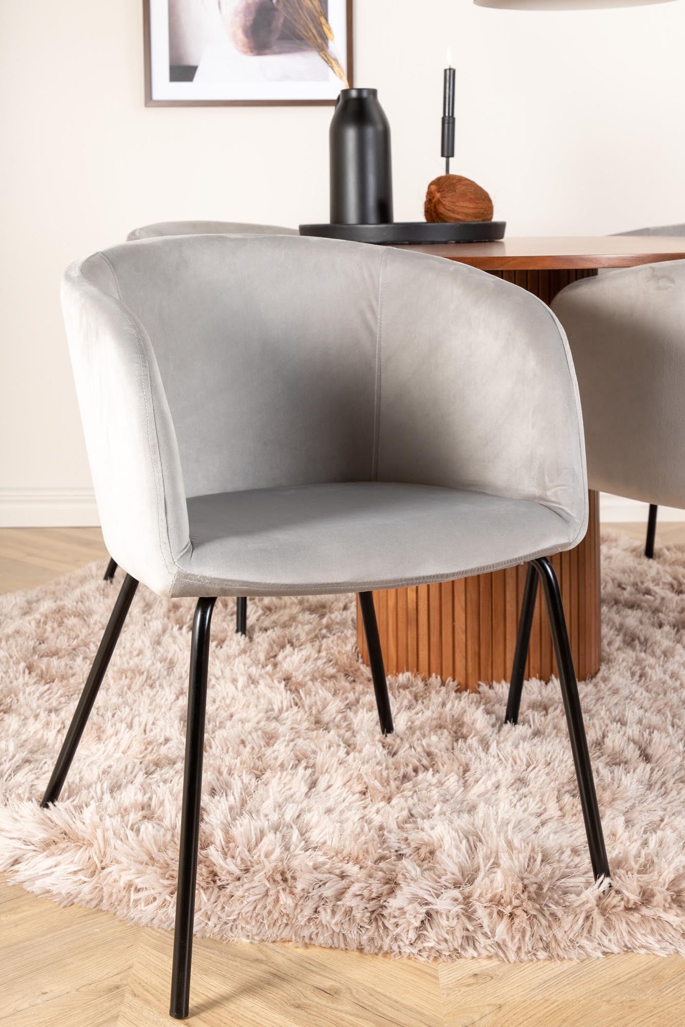 Elegantes Bianca Esszimmerset von Venture Home: Runder Tisch mit 4 bequemen Samt-Stühlen, ideal für gesellige Abende und stilvolle Dinner.