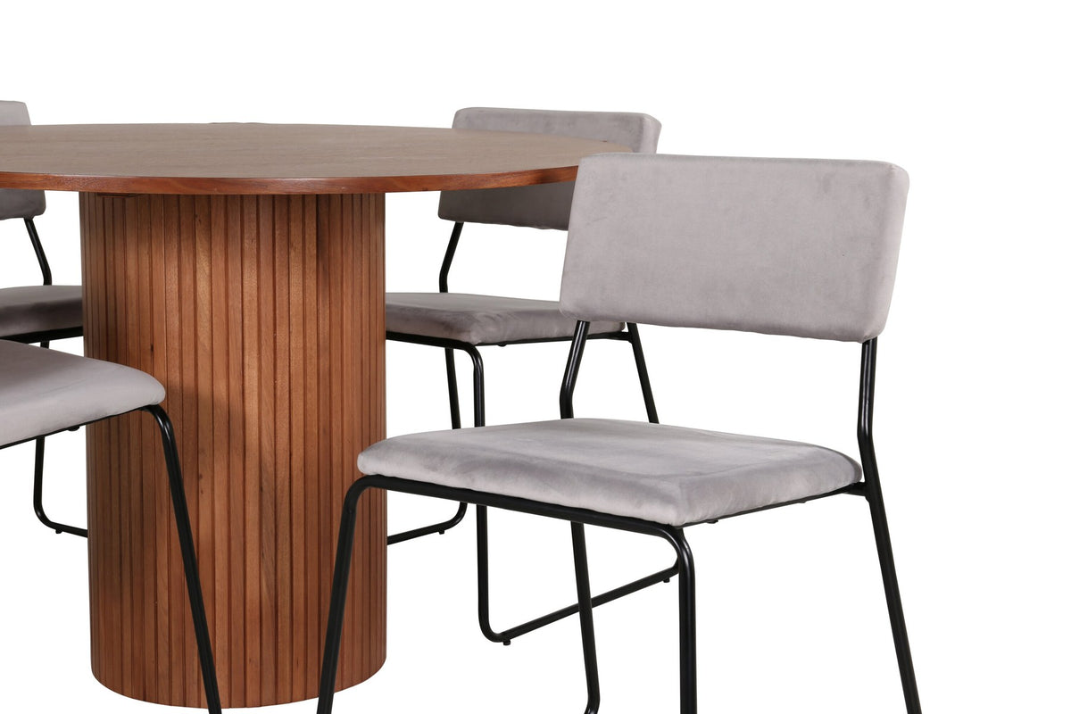 Zwei graue Esszimmerstühle mit schwarzem Metallgestell neben einem runden Esstisch aus Nussbaum-MDF mit Furnier, Durchmesser 110cm.