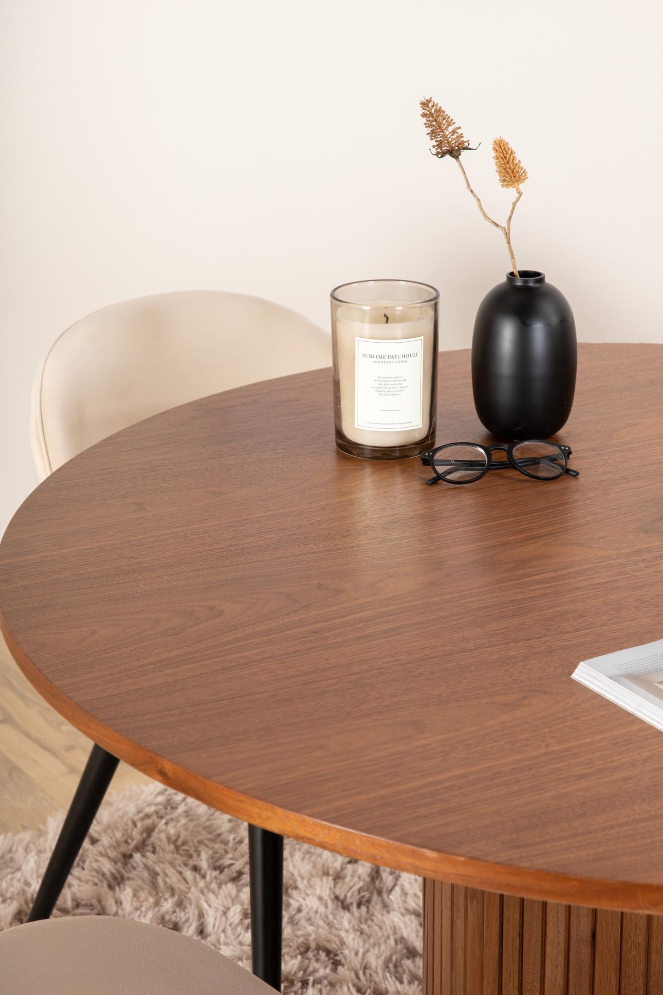 Elegantes Bianca Esszimmerset mit rundem Tisch (110cm) und 4 bequemen Velvet-Stühlen. Ideal für gesellige Runden und stilvolle Einrichtung.