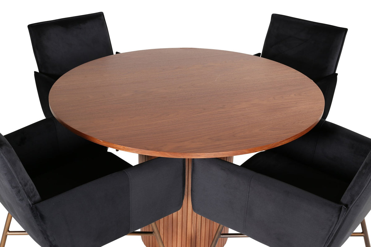 Rundes Esszimmerset mit Nussbaum-Tischplatte Ø110cm aus MDF und vier schwarzen Stühlen mit Samtsitz und Beinen aus Eisen.