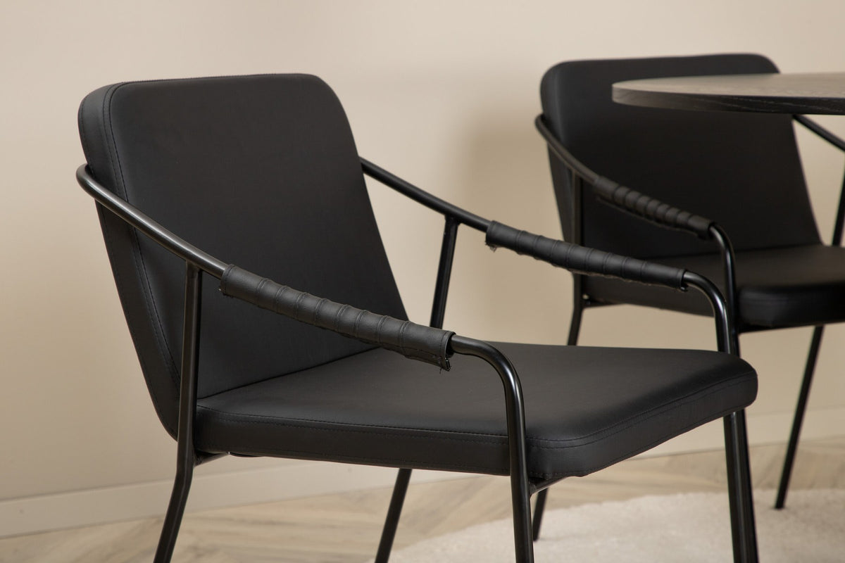 Schwarzes Esszimmerset Tvist & Bianca von Venture Home mit rundem MDF-Tisch Ø110 cm und zwei pulverbeschichteten Stühlen im modernen Design.