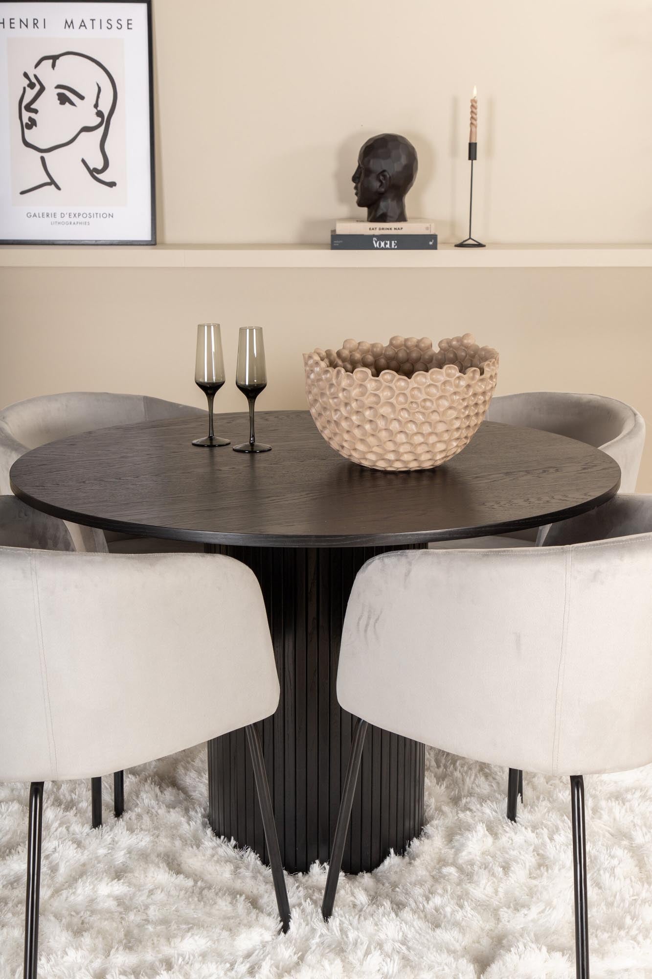 Elegantes Bianca Esszimmerset mit runder MDF-Tischplatte und 4 beigen Samtstühlen. Ideal für gesellige Abende und stilvolle Dinner.