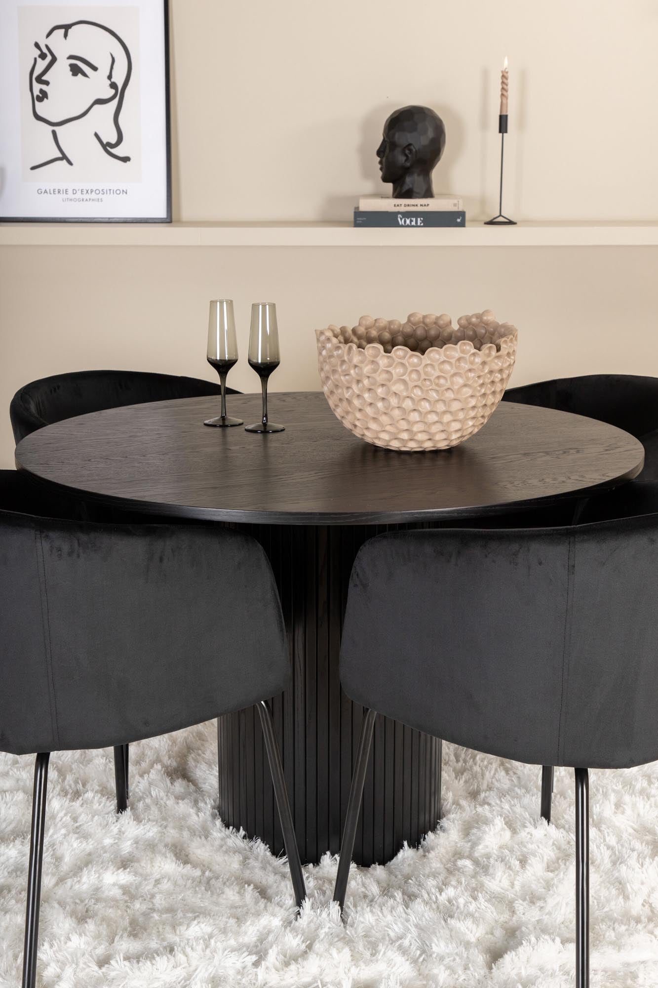 Bianca Esszimmerset: Eleganter runder Tisch mit 4 luxuriösen Samt-Stühlen, perfekt für gesellige Abende und stilvolle Dinner.