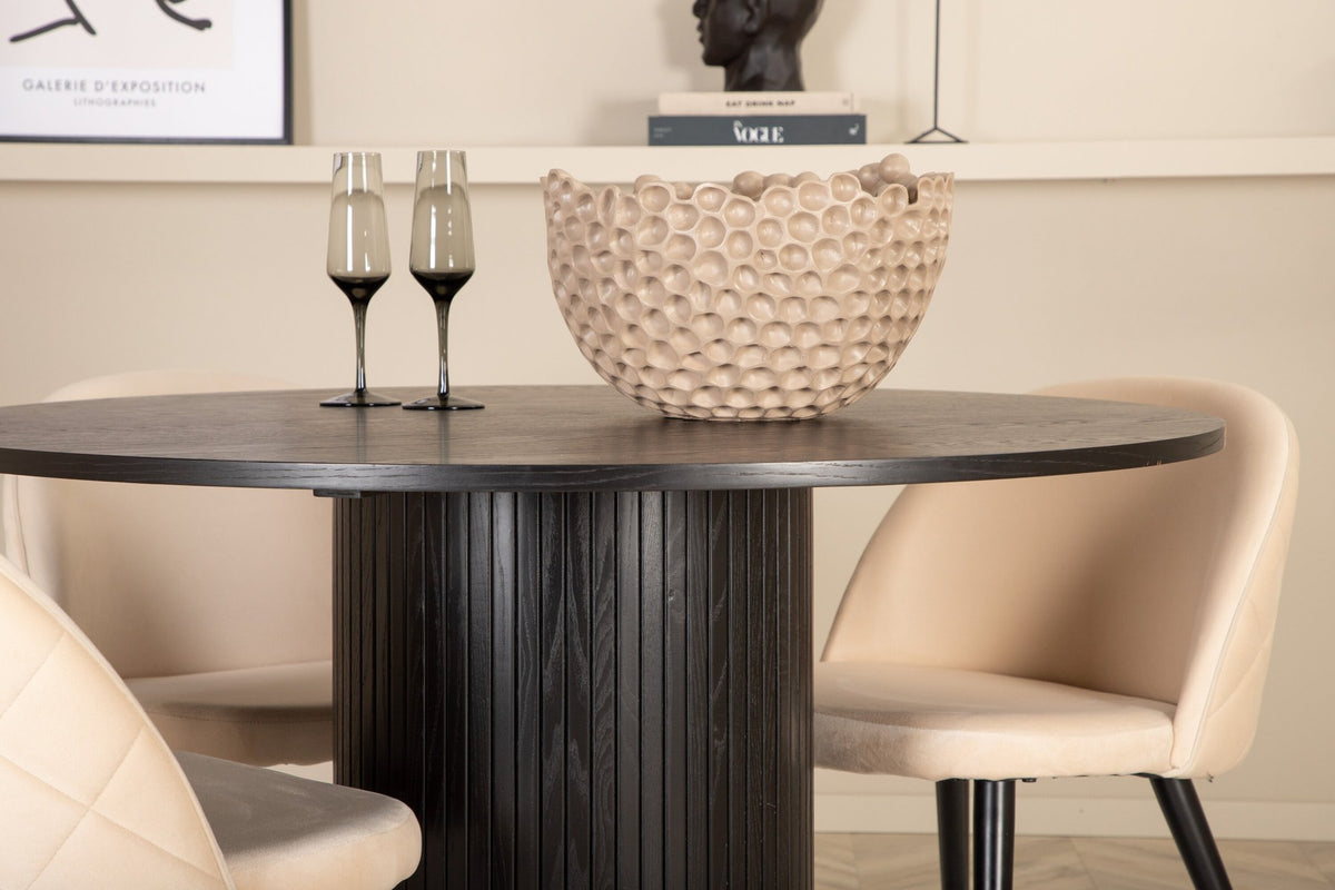 Ovaler Esstisch mit weiss lasierter MDF-Tischplatte und vier Samtstühlen mit schwarzen Stahlbeinen, cremefarbenes Esszimmerset.