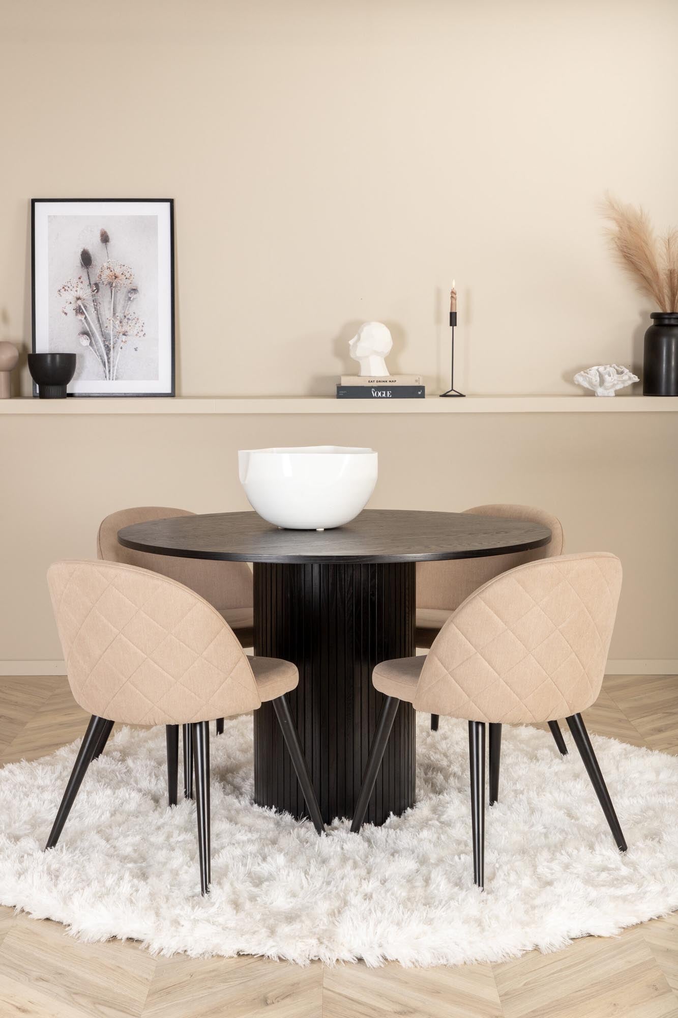 Erleben Sie das Bianca Esszimmerset + Velvet von Venture Home: stilvoller runder Tisch und komfortable Stühle für gesellige Runden.