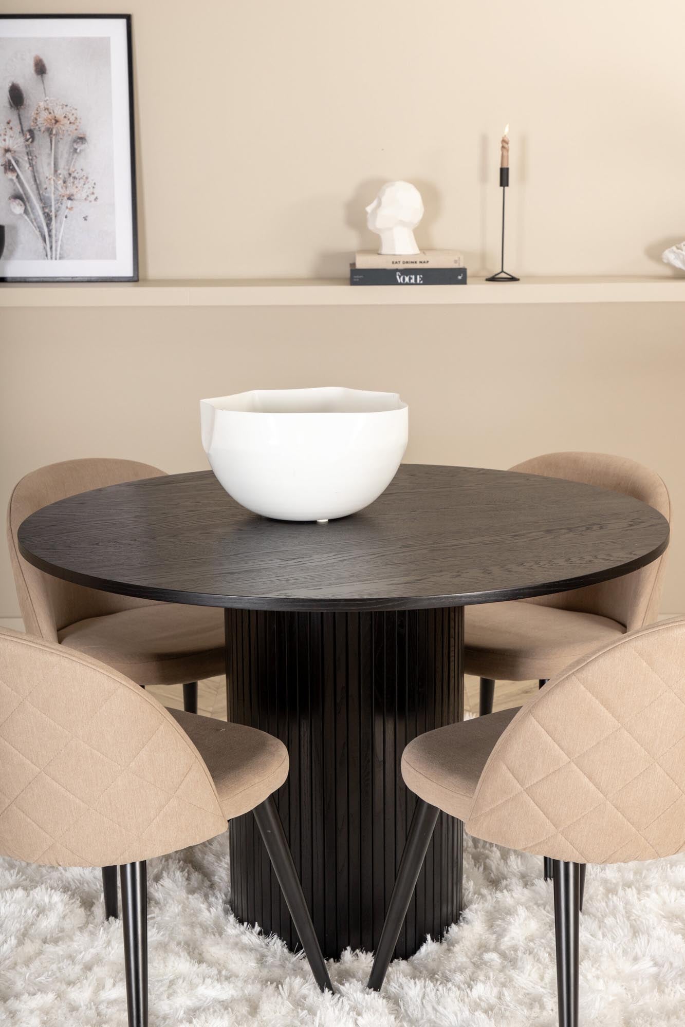 Entdecken Sie das Bianca Esszimmerset + Velvet von Venture Home: eleganter runder Tisch und bequeme Stühle für stilvolle Essbereiche.