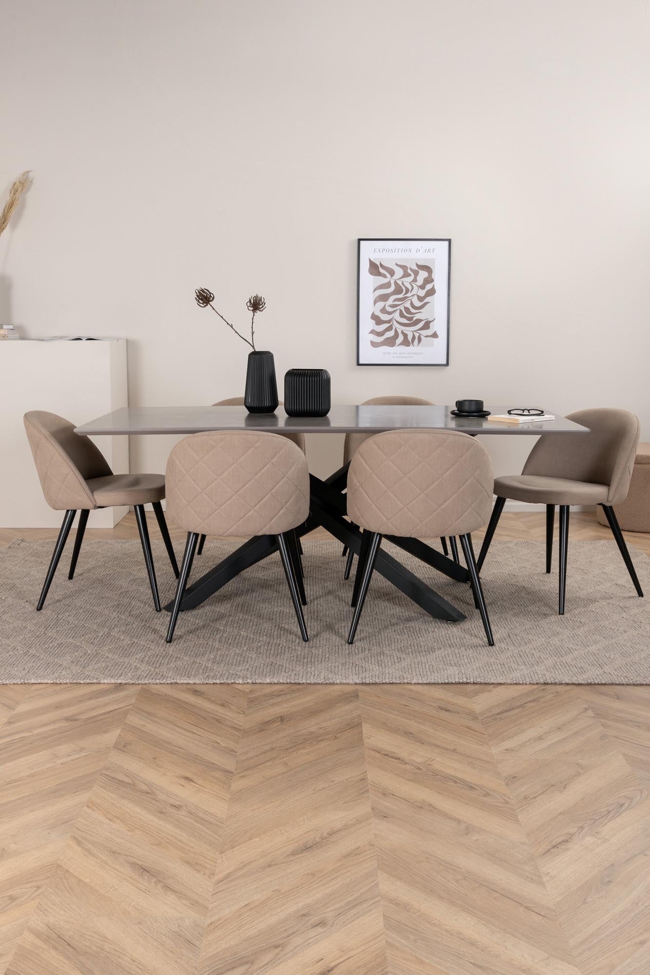 Entdecken Sie das Piazza Esszimmerset von Venture Home: Ein 180 cm langer Esstisch und stilvolle Velvet-Stühle für einladende Dinner-Atmosphäre.