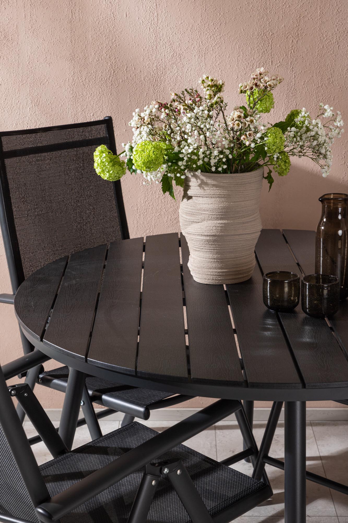 Entdecken Sie das Break Outdoor-Tischset ⌀120cm/4St. von Venture Home – ideal für stilvolle Outdoor-Events und gesellige Runden.