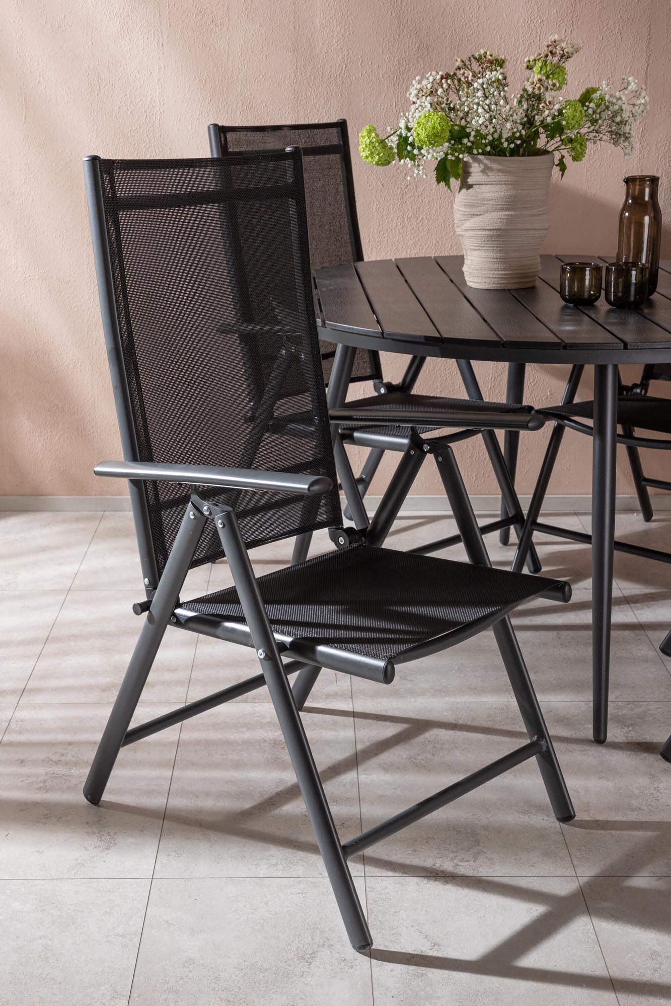 Entdecken Sie das stilvolle Break Outdoor-Tischset ⌀120cm für 4 Personen von Venture Home – ideal für gesellige Abende im Freien.