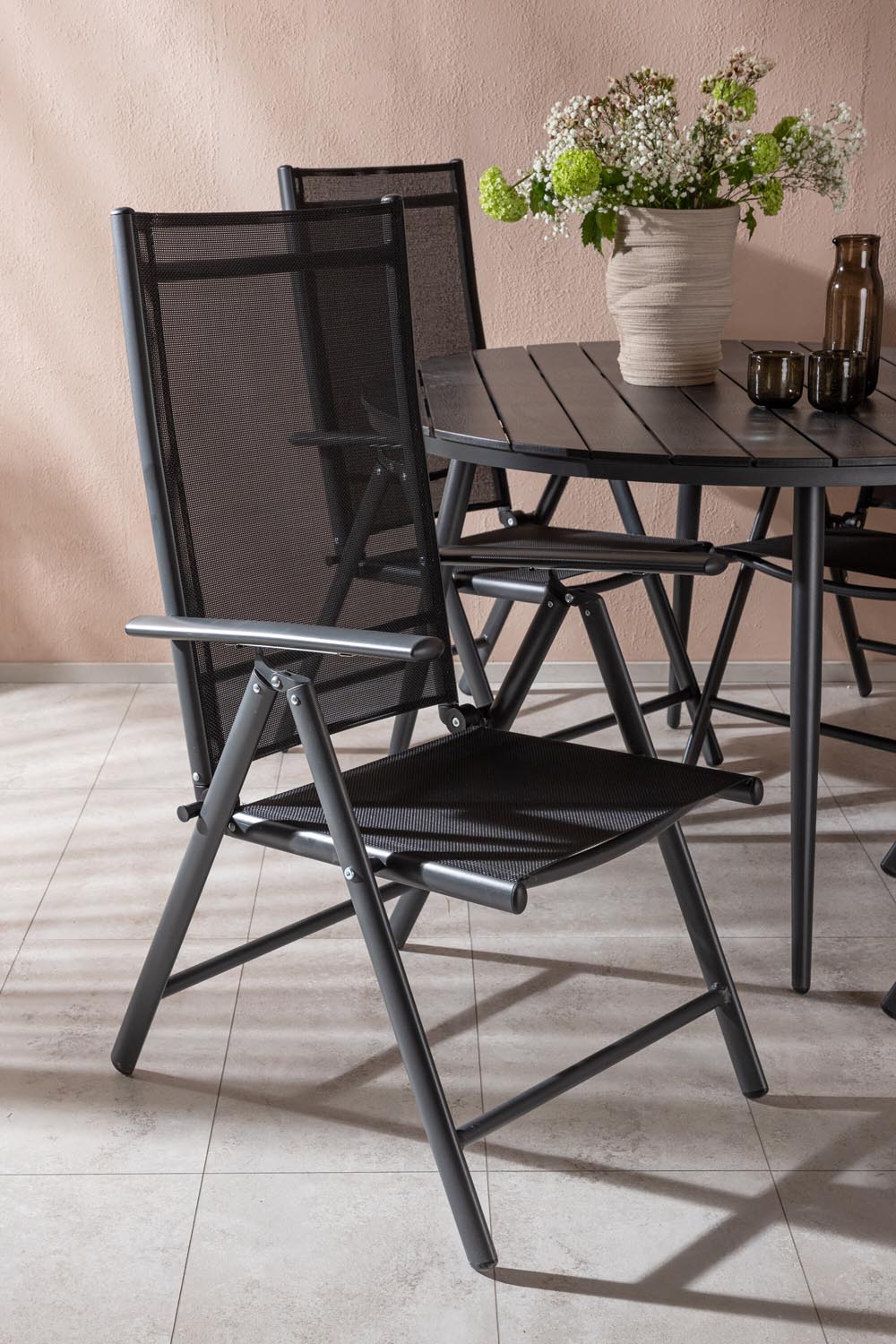 Break Outdoor-Tischset ⌀120cm/4St. in Schwarz präsentiert im Onlineshop von KAQTU Design AG. Gartentischset ist von Venture Home
