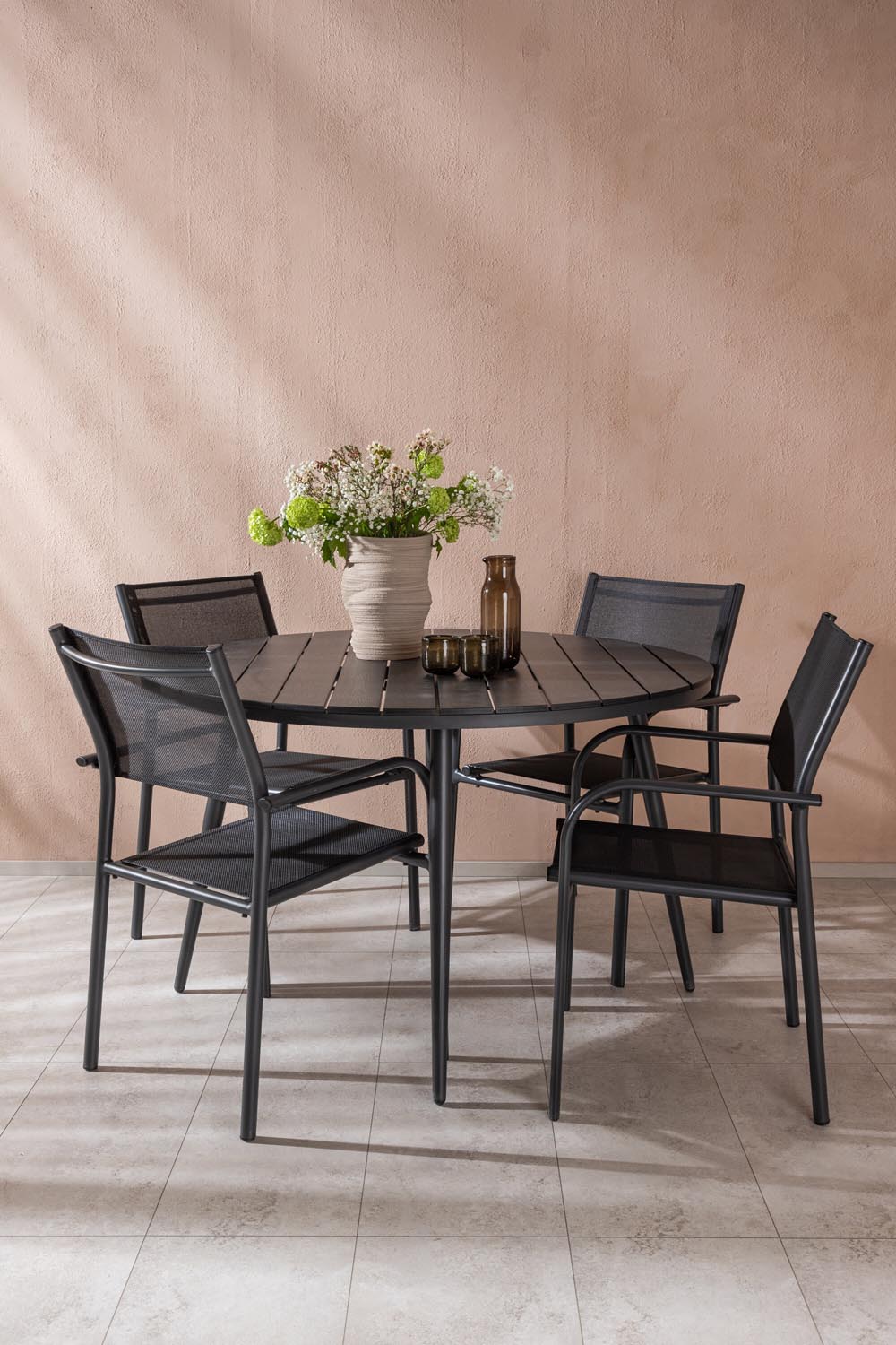 Break Outdoor-Tischset + Santorini ⌀120cm/4St. in Schwarz präsentiert im Onlineshop von KAQTU Design AG. Gartentischset ist von Venture Home