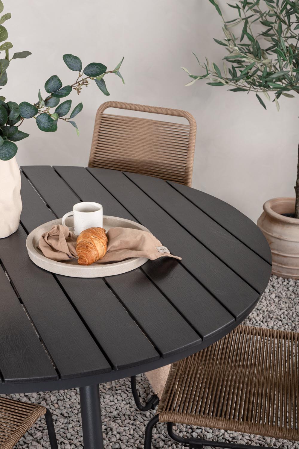 Break Outdoor-Tischset + Lindos Stack ⌀120cm/4St. in Schwarz / Schwarz präsentiert im Onlineshop von KAQTU Design AG. Gartentischset ist von Venture Home