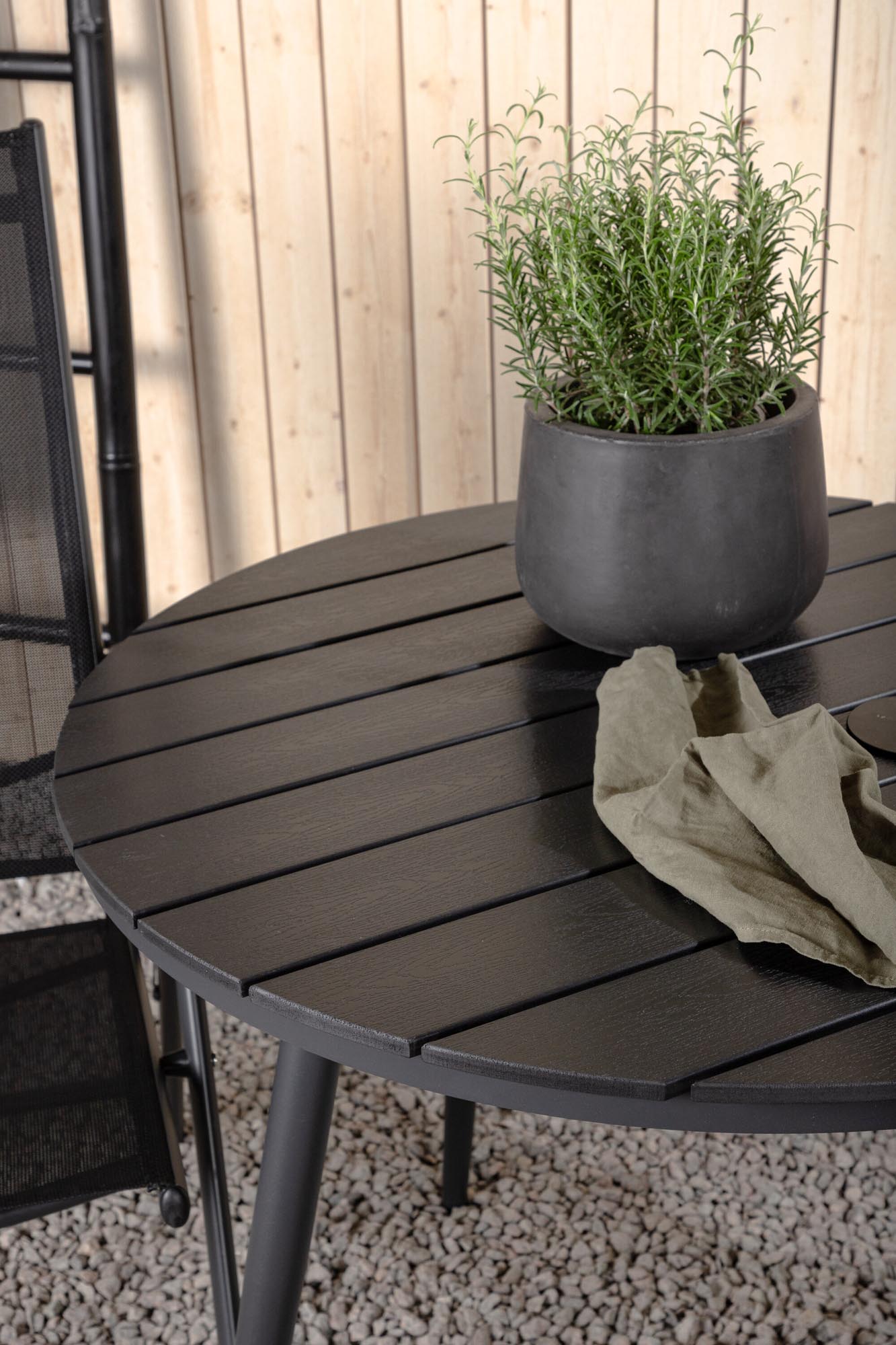 Entdecken Sie das elegante Break Outdoor-Tischset ⌀90cm von Venture Home – ideal für stilvolle Gartenpartys und entspannte Abende im Freien.