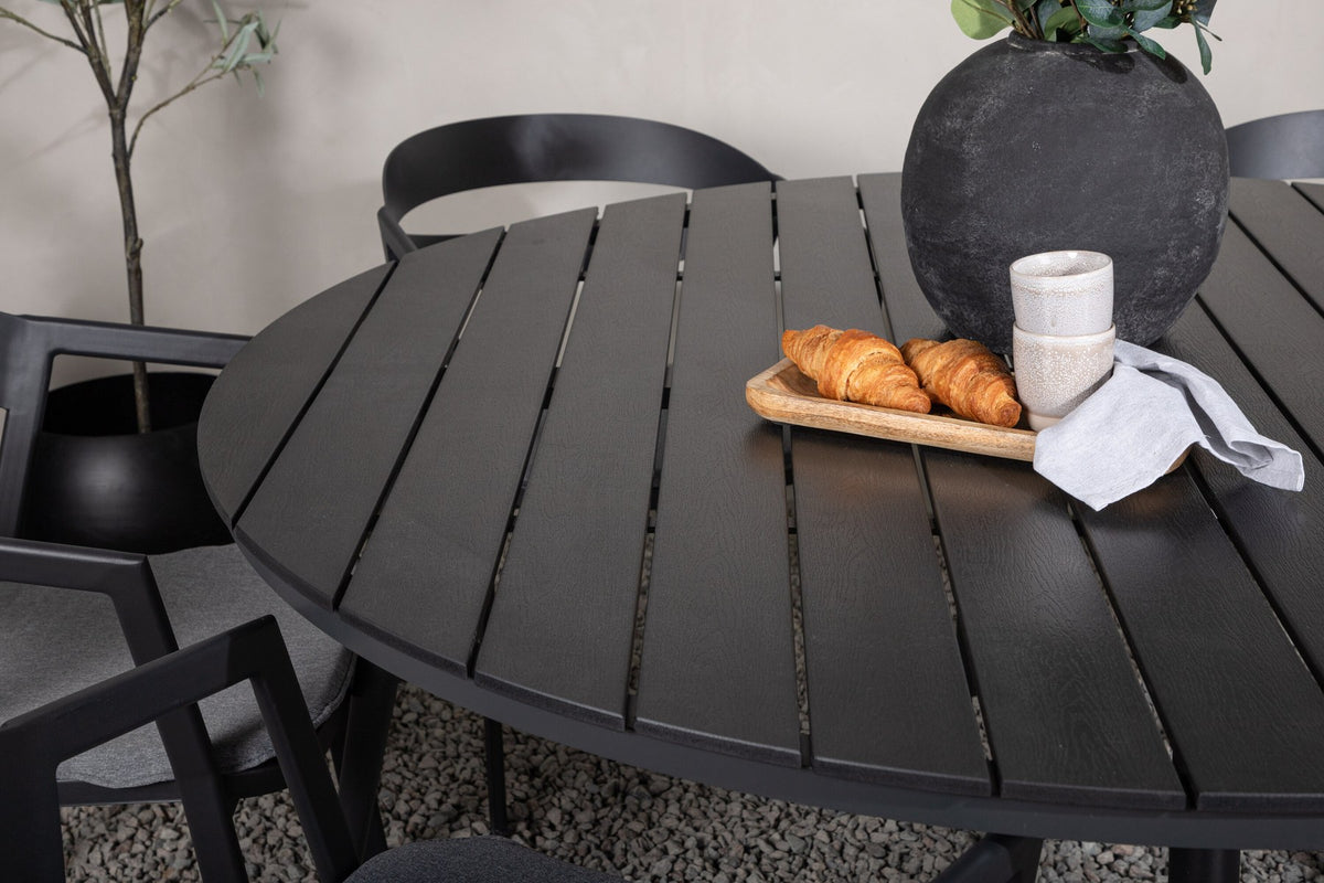 Runder schwarzer Gartentisch aus Aintwood mit Aluminiumgestell und dazugehöriger Esszimmerstuhl mit gepolstertem Sitzkissen, Venture Home.