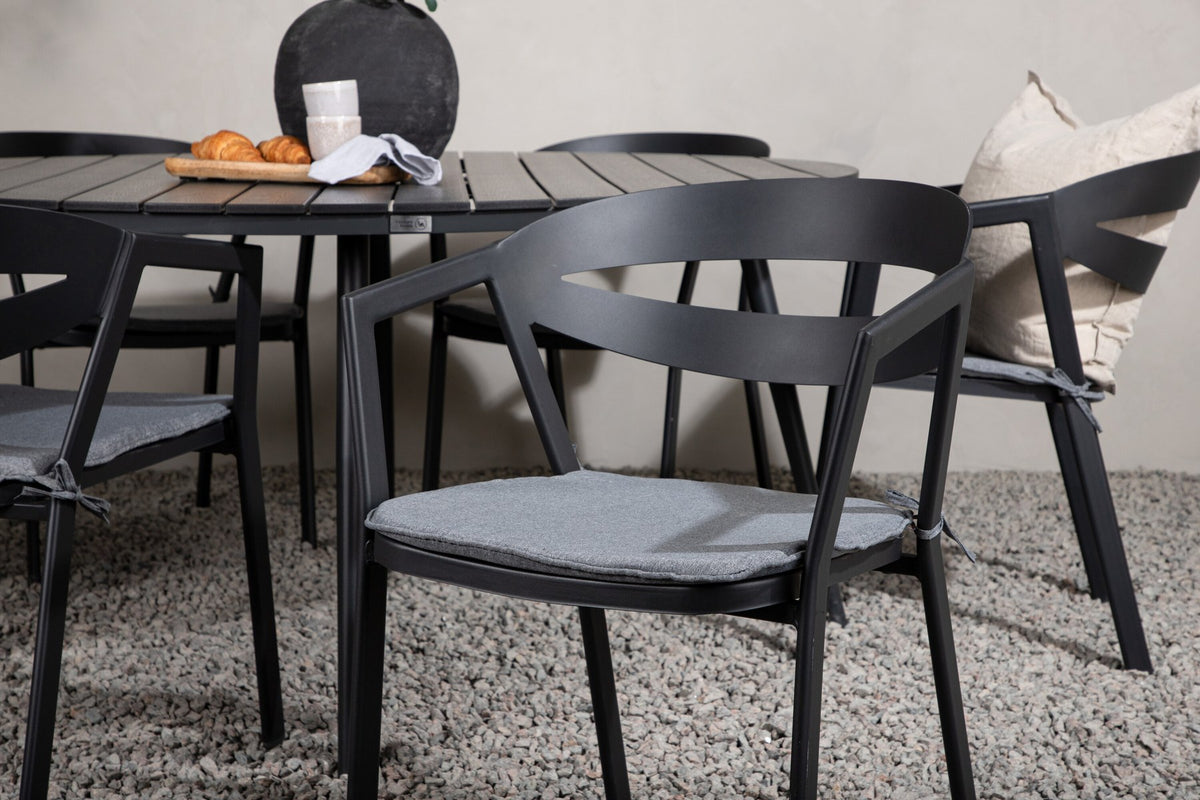 Runder schwarzer Gartentisch aus Aintwood mit Aluminiumgestell und dazugehöriger Esszimmerstuhl mit gepolstertem Sitzkissen, Venture Home.