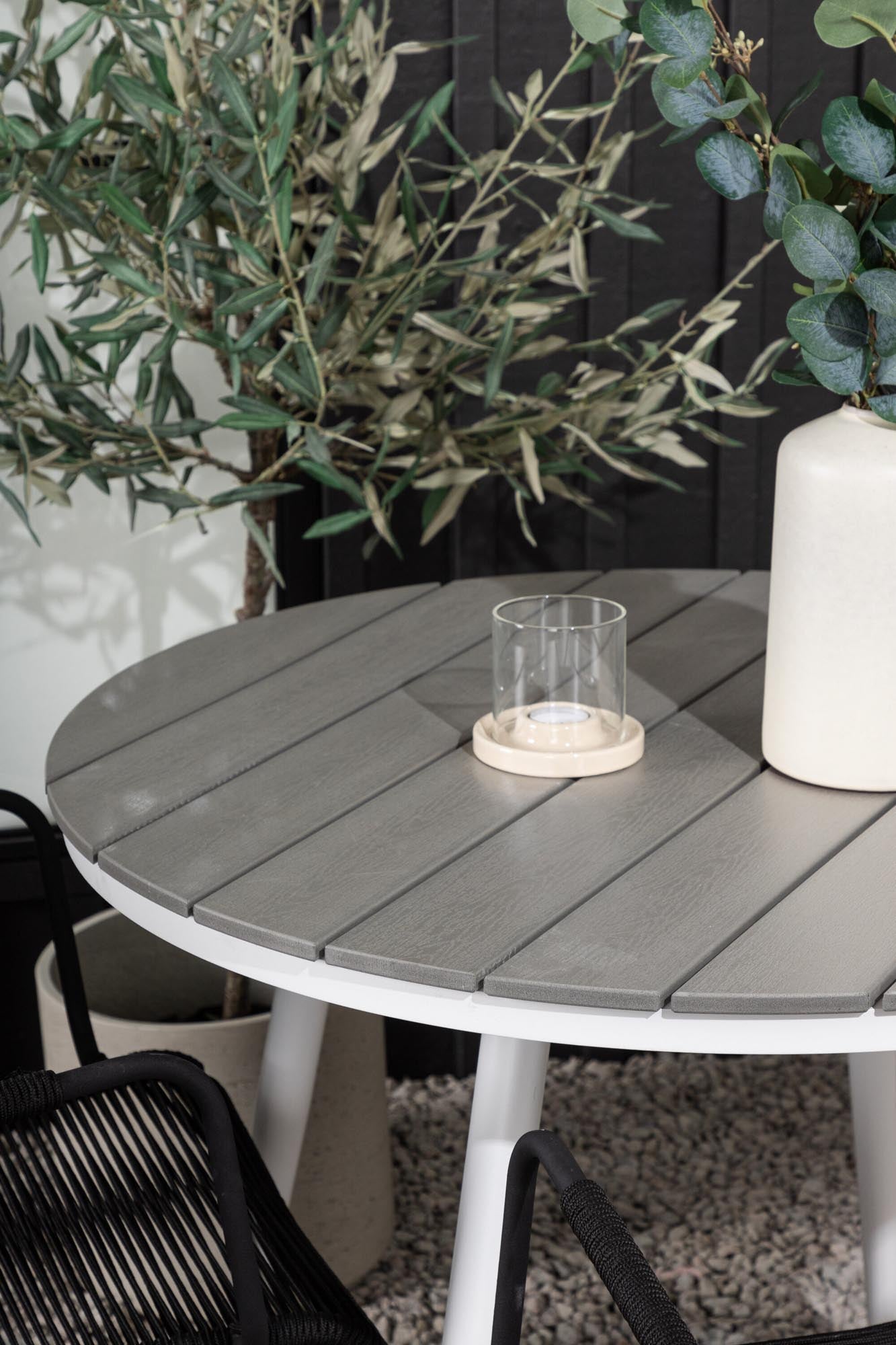 Elegantes Outdoor-Tischset mit rundem Tisch (⌀90cm) und zwei Lindos Armstühlen, ideal für stilvolle Aussenbereiche.